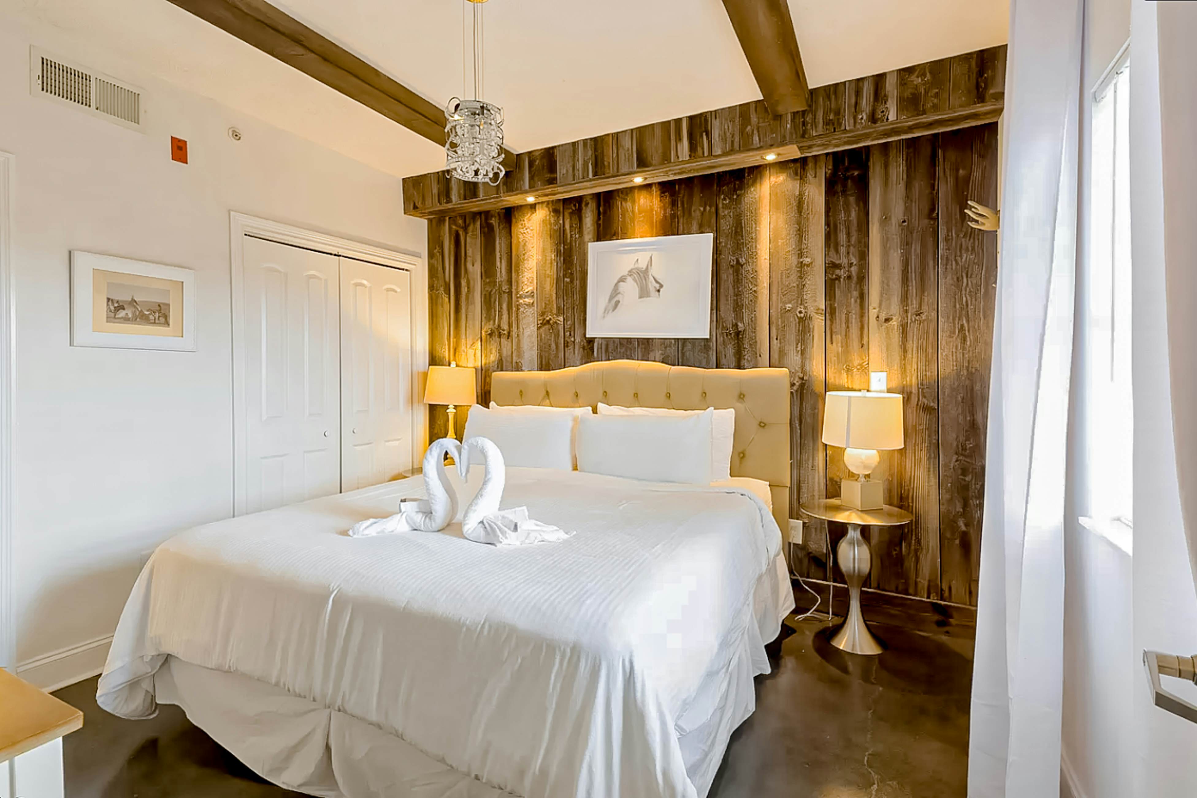 Elegant condo w/fireplace, outdoor pool, Free Attraction Tickets, prime location