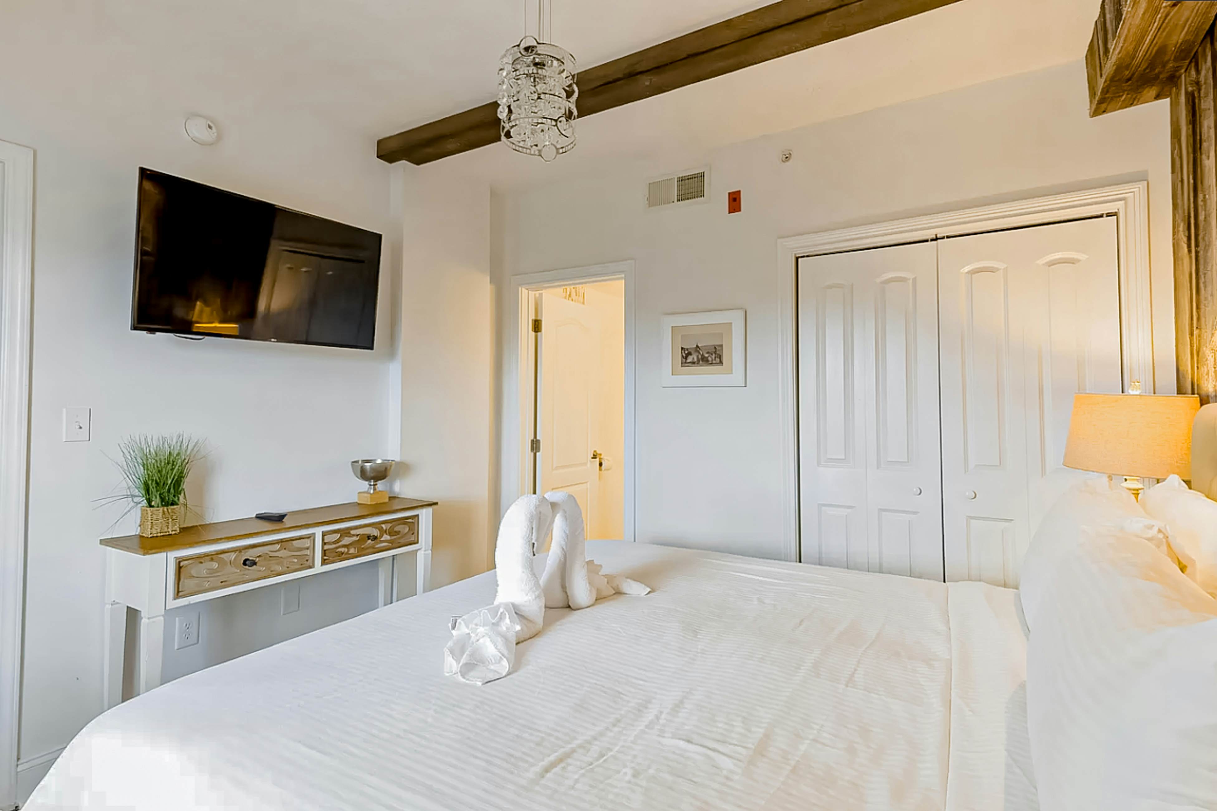 Elegant condo w/fireplace, outdoor pool, Free Attraction Tickets, prime location