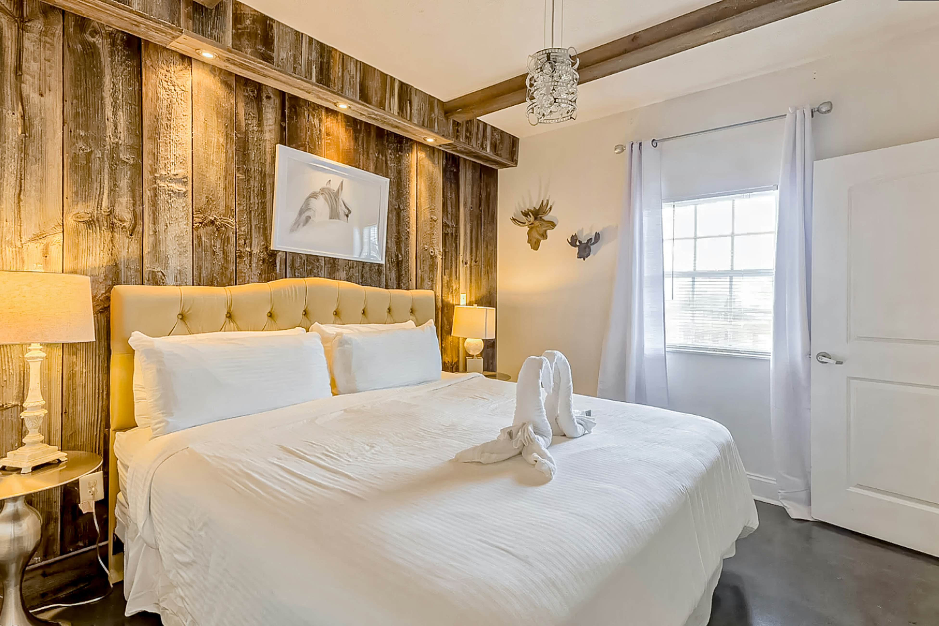 Elegant condo w/fireplace, outdoor pool, Free Attraction Tickets, prime location