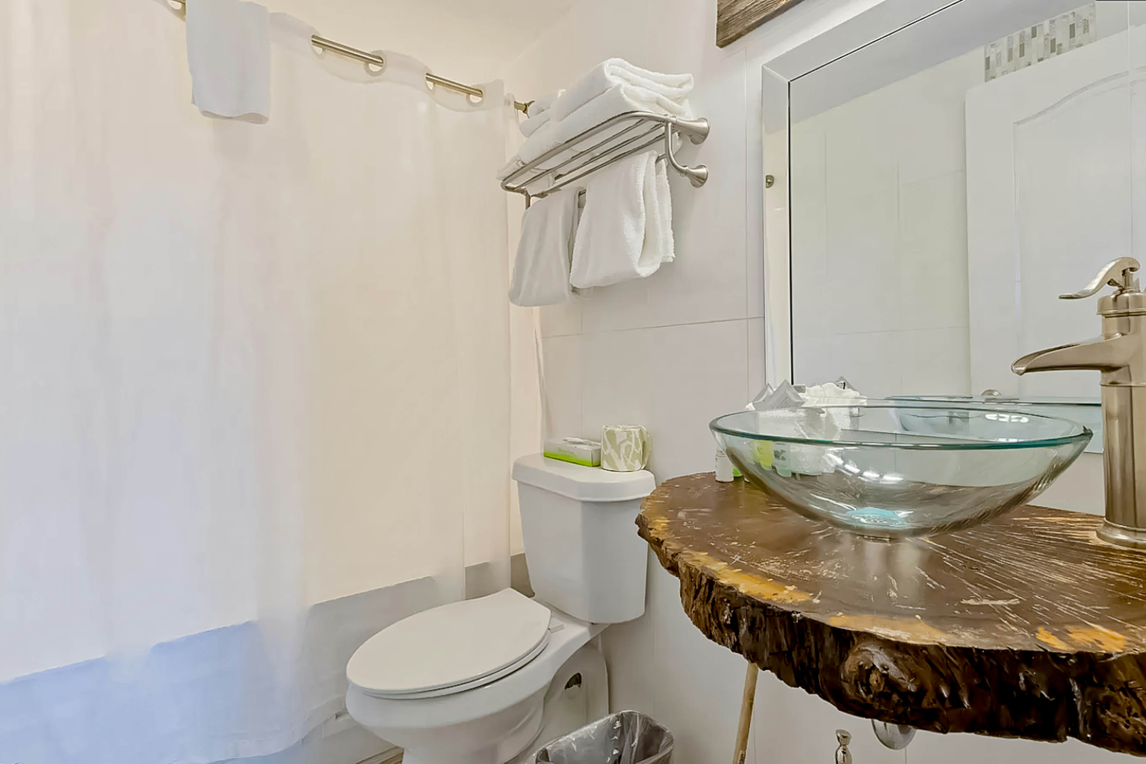 Elegant condo w/fireplace, outdoor pool, Free Attraction Tickets, prime location