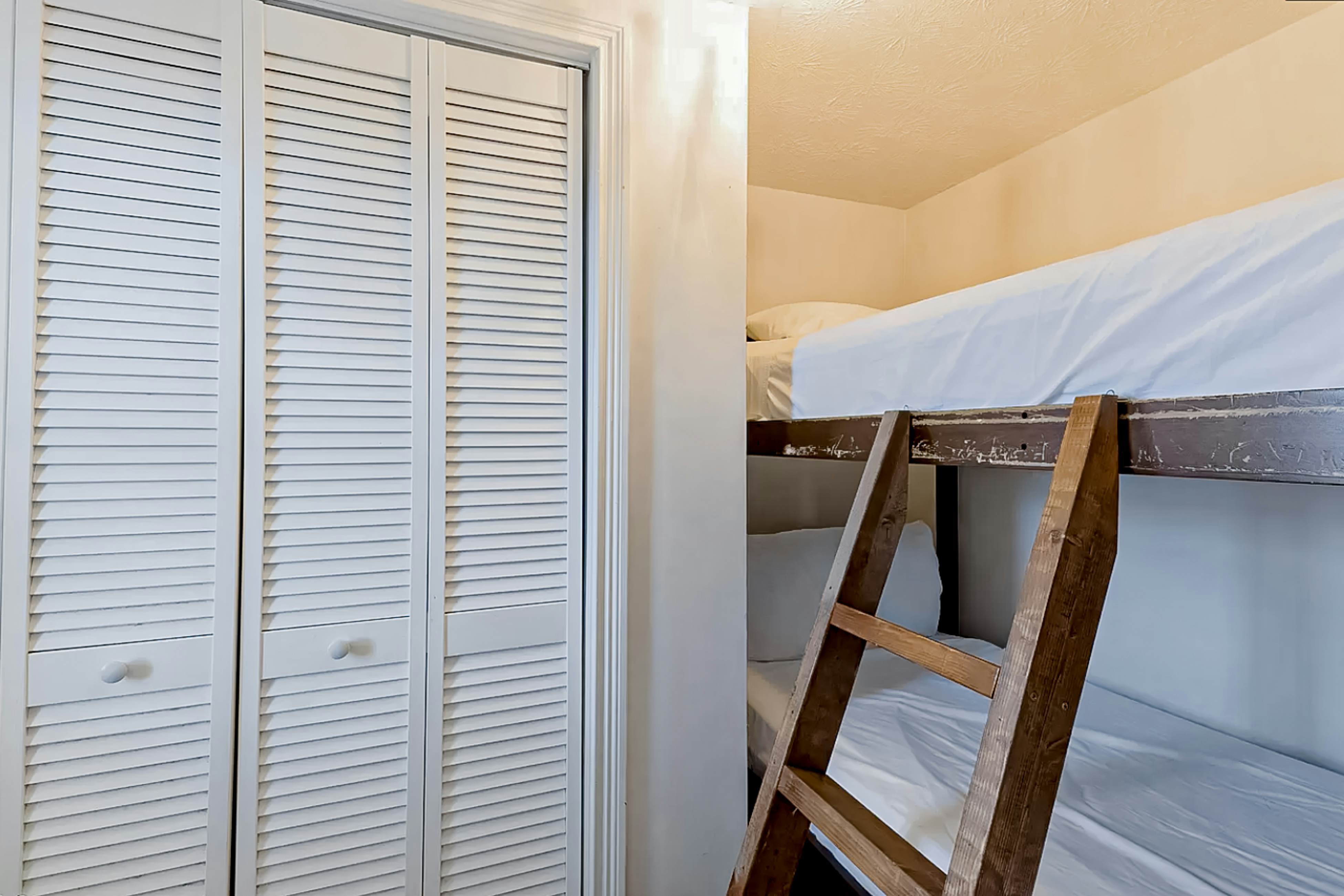 Elegant condo w/fireplace, outdoor pool, Free Attraction Tickets, prime location