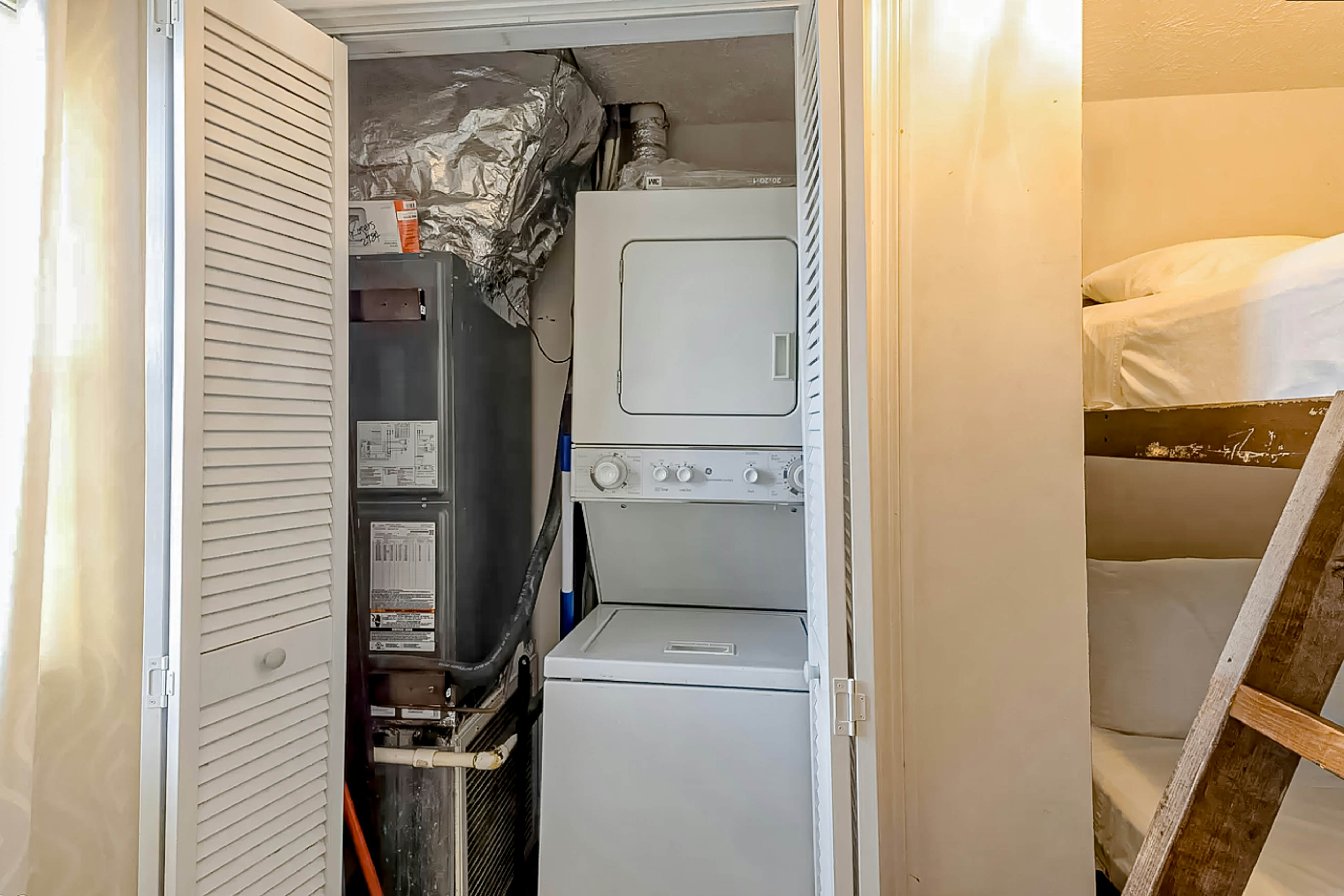 Elegant condo w/fireplace, outdoor pool, Free Attraction Tickets, prime location