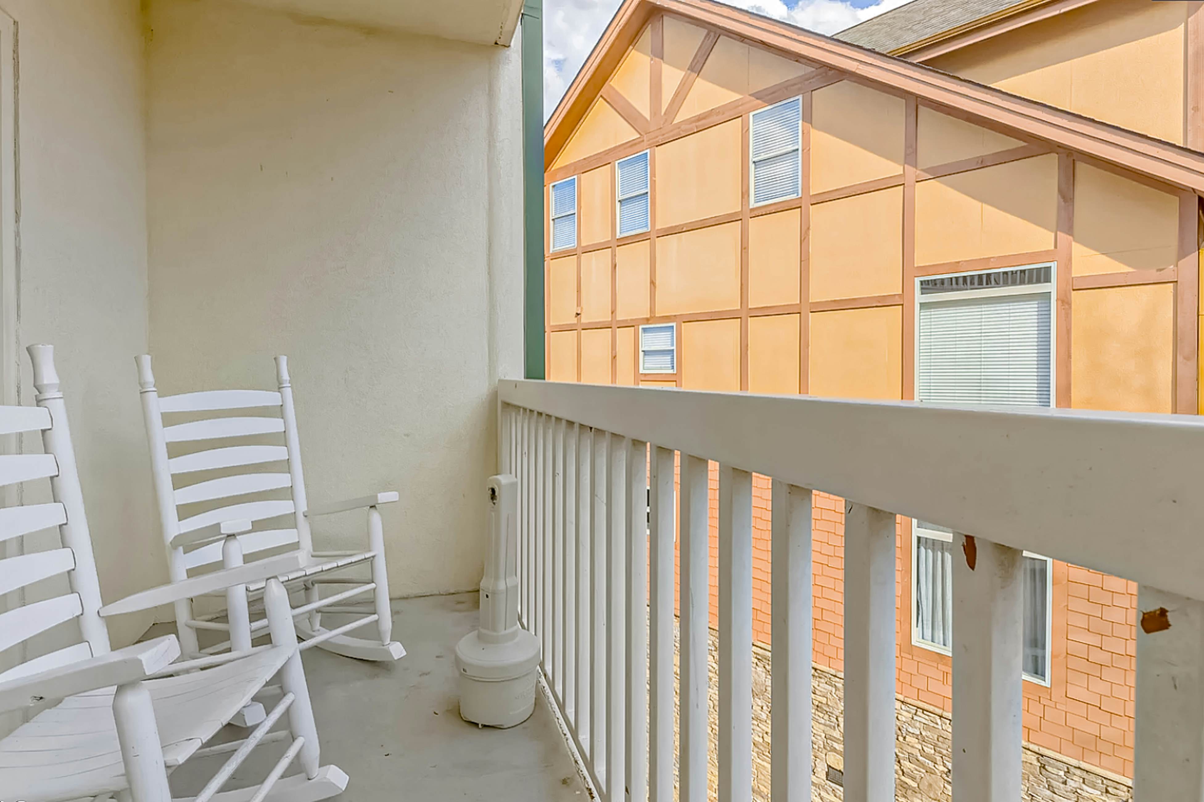 Elegant condo w/fireplace, outdoor pool, Free Attraction Tickets, prime location