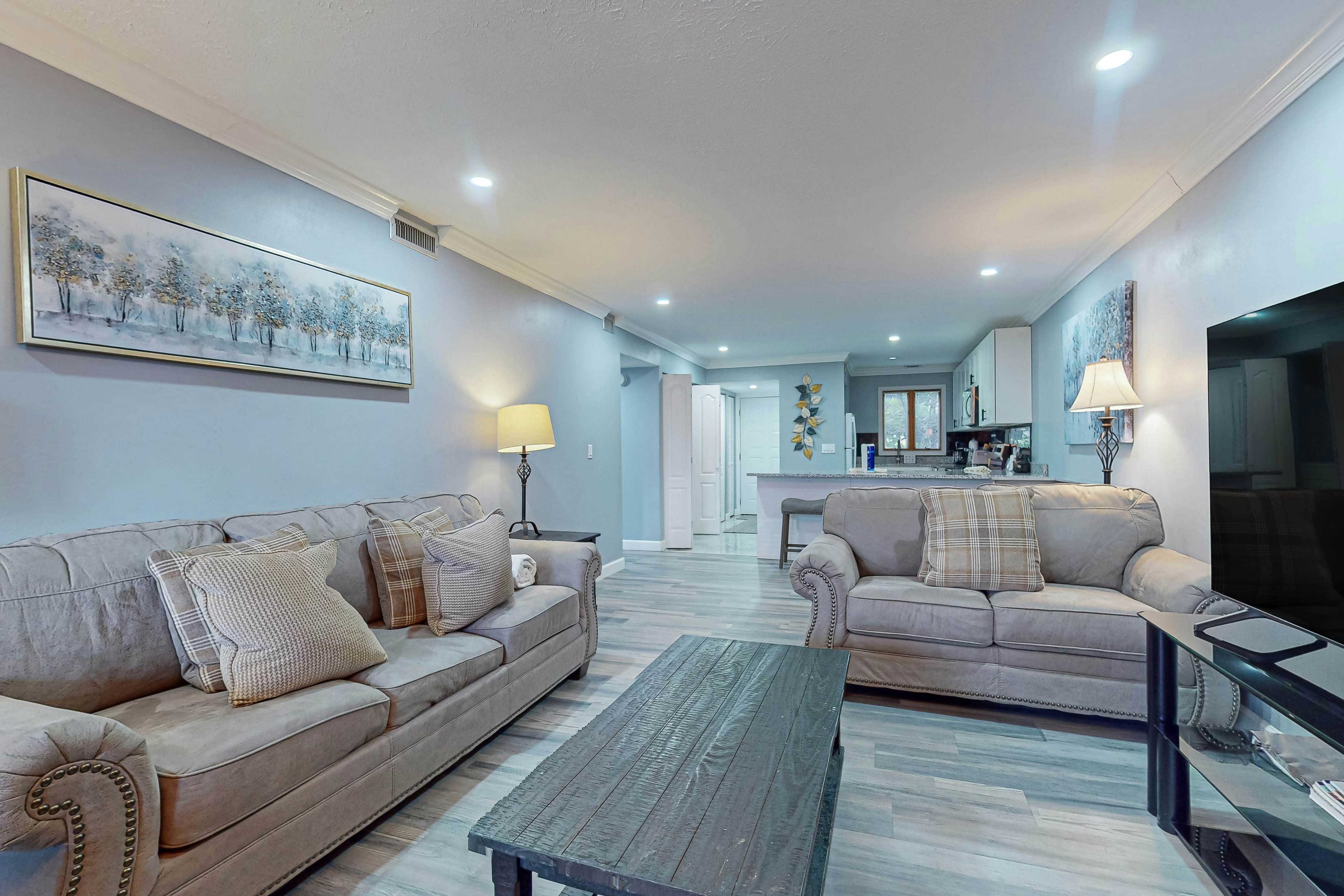 Quiet condo with Free Attraction Tickets, covered parking