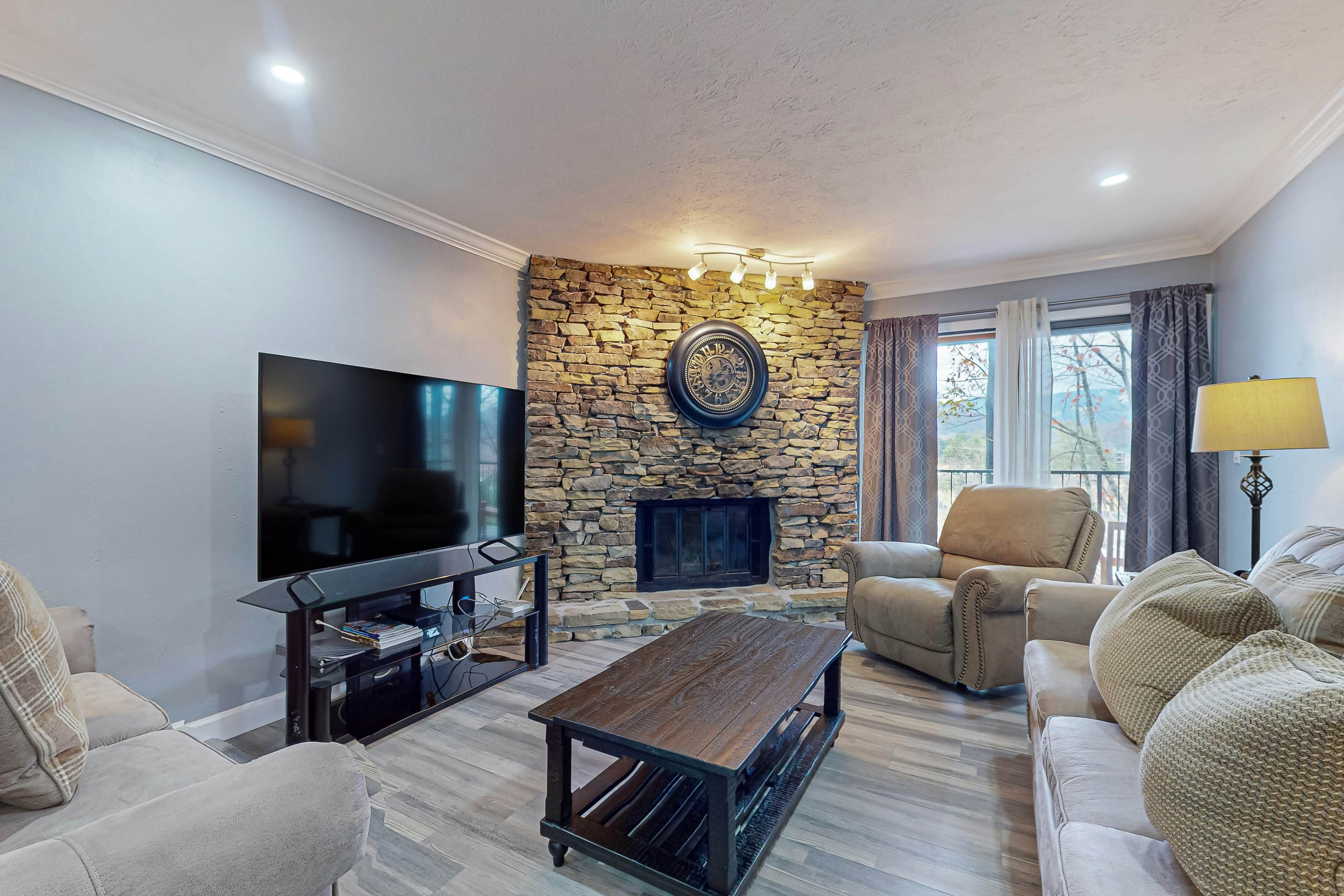 Cute & Quiet Condo, Sleeps 6・Covered parking・Deck