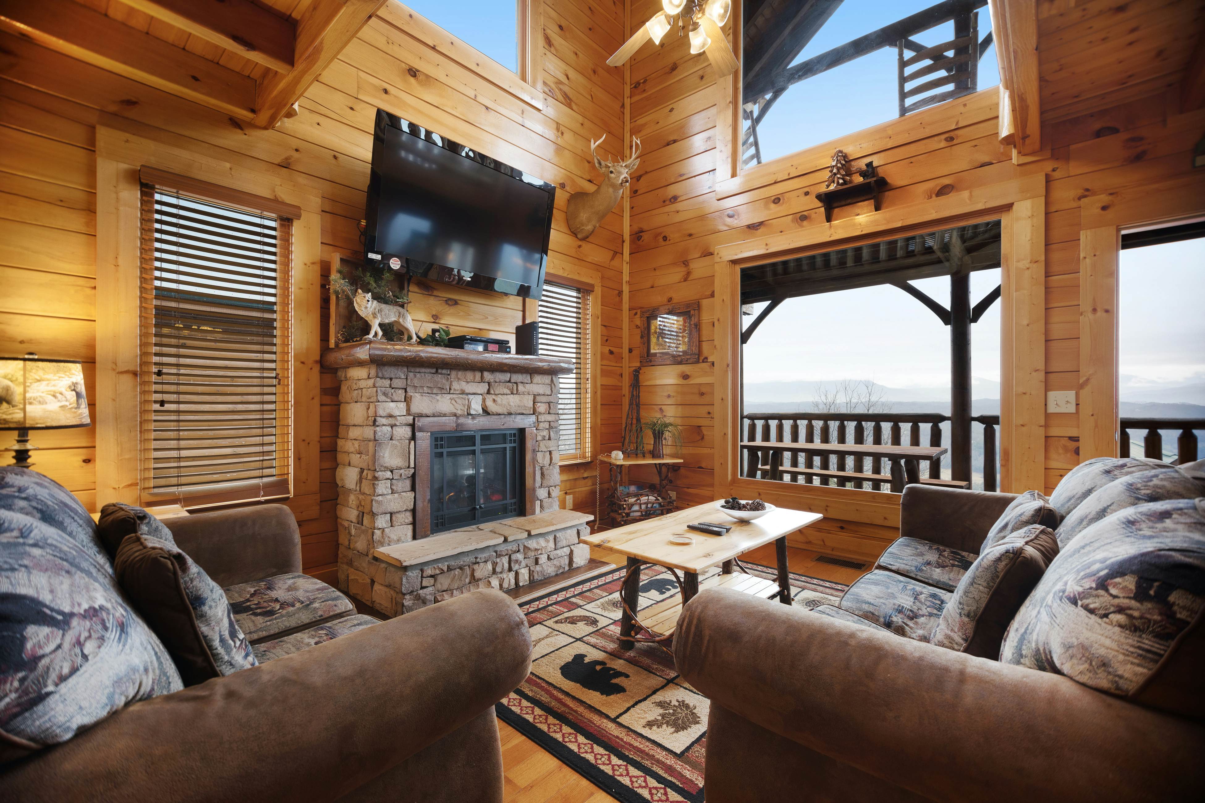 Cabin w/ breathtaking mountain views & private hot tub + free attraction tickets