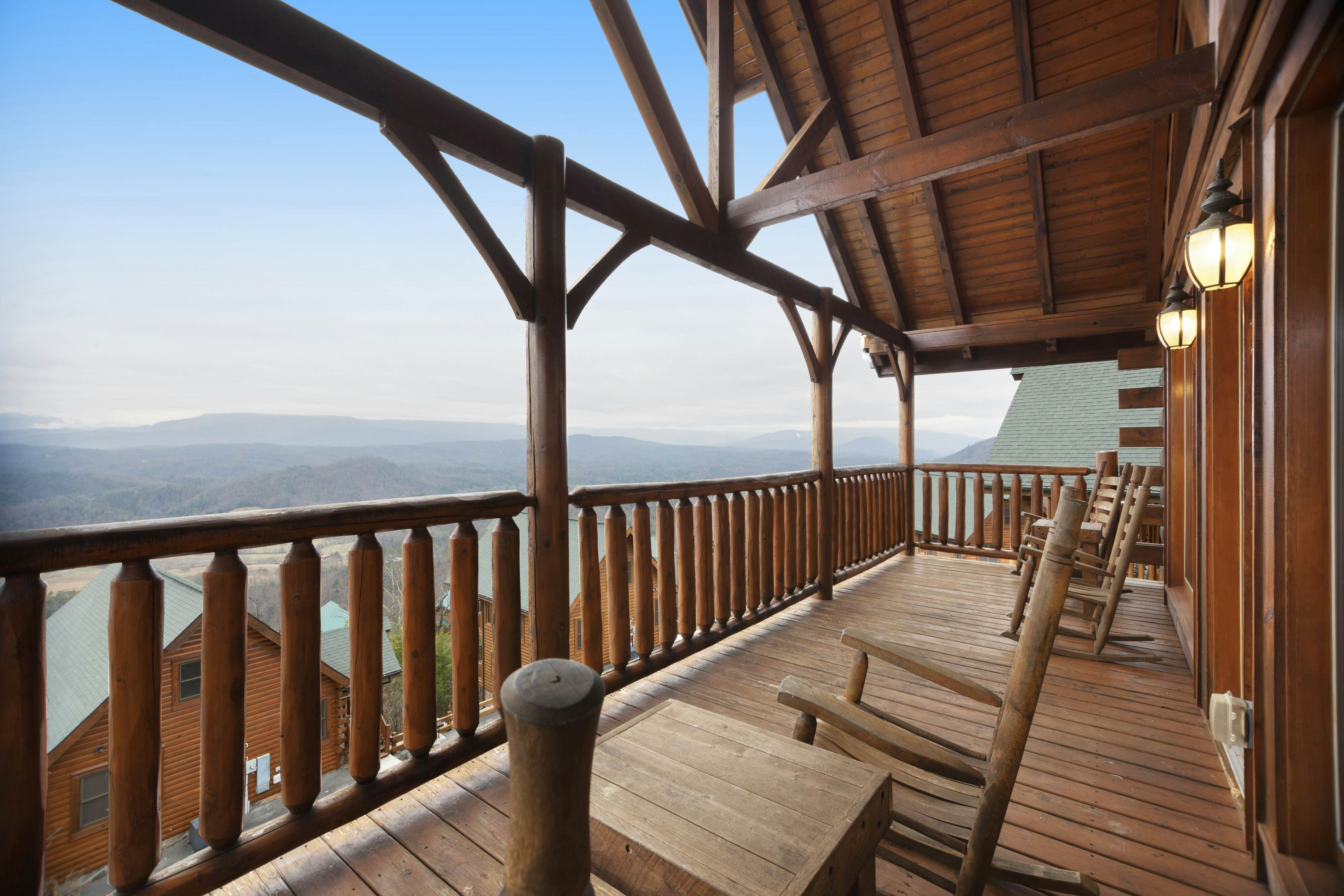 Cabin w/ breathtaking mountain views & private hot tub + free attraction tickets