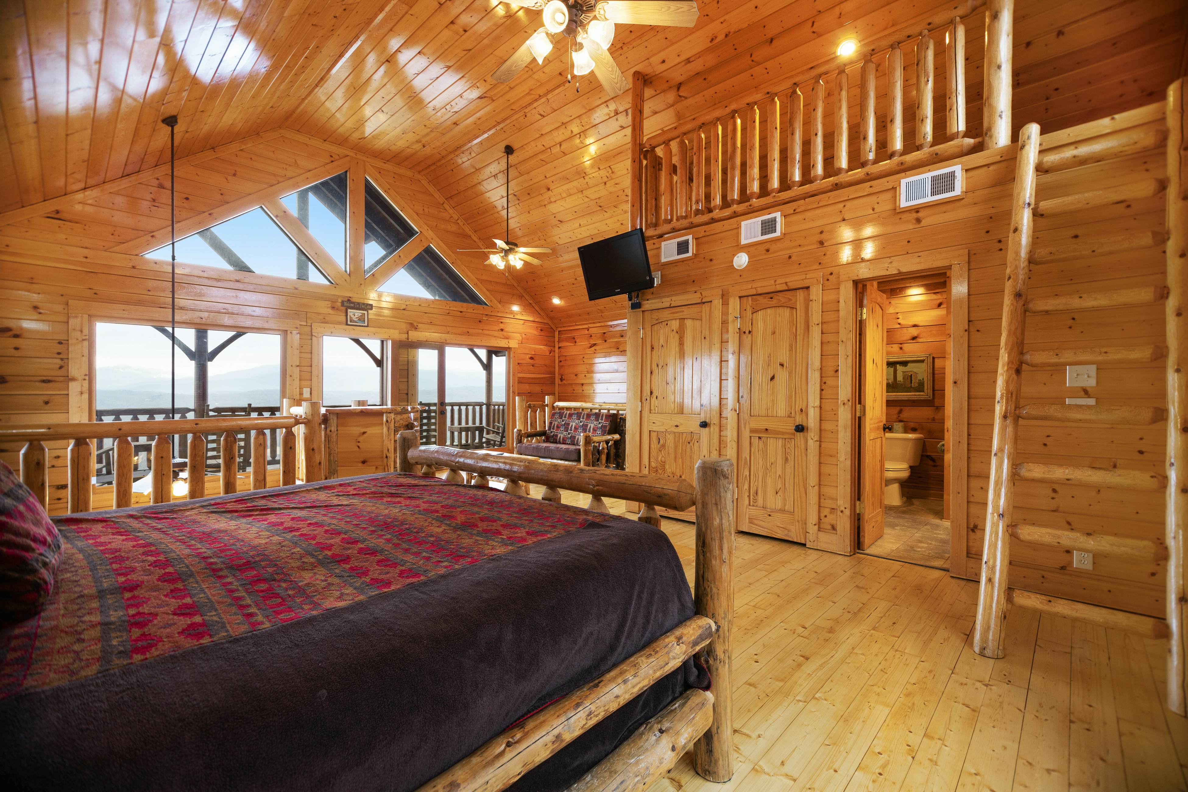 Cabin w/ breathtaking mountain views & private hot tub + free attraction tickets