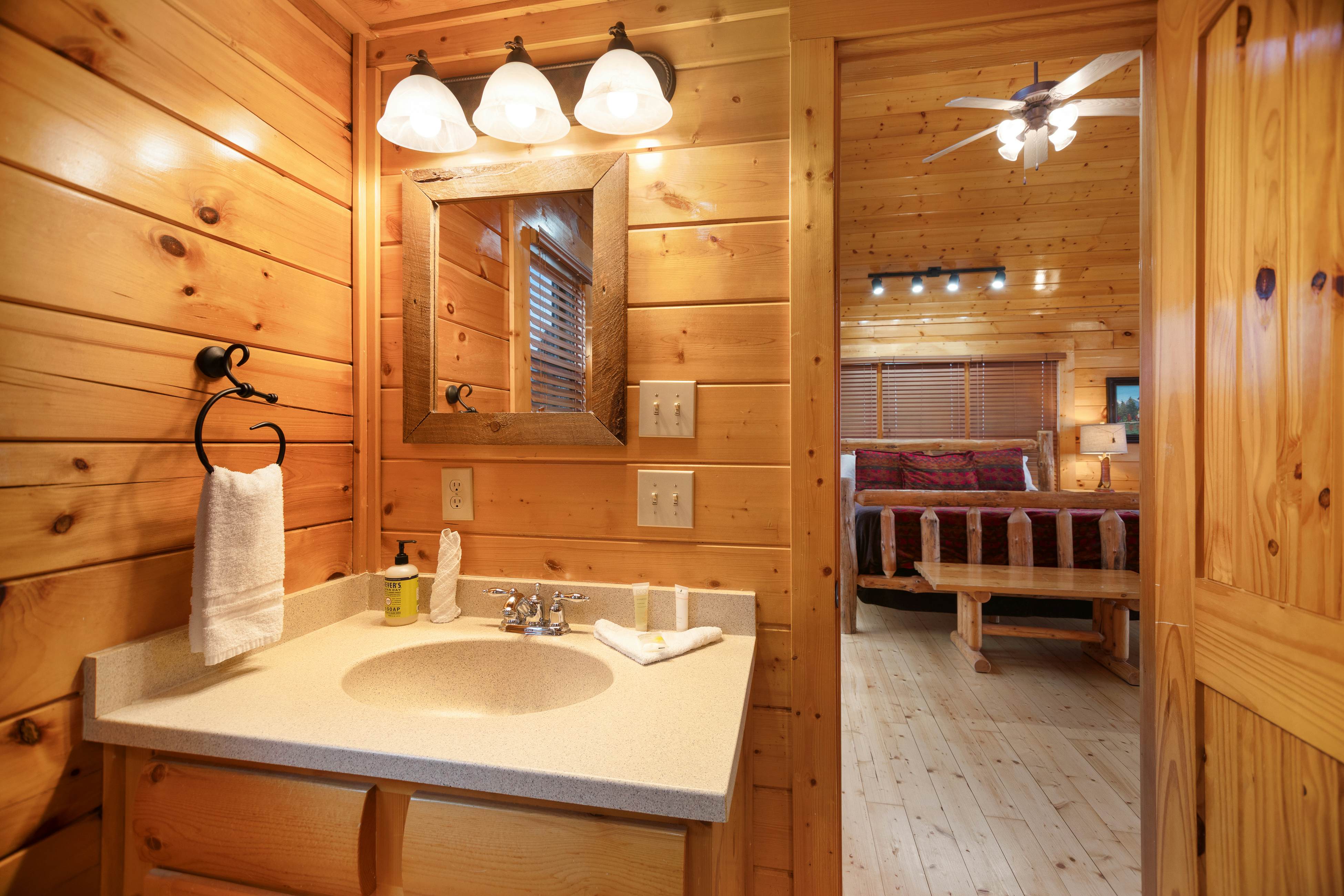 Cabin w/ breathtaking mountain views & private hot tub + free attraction tickets