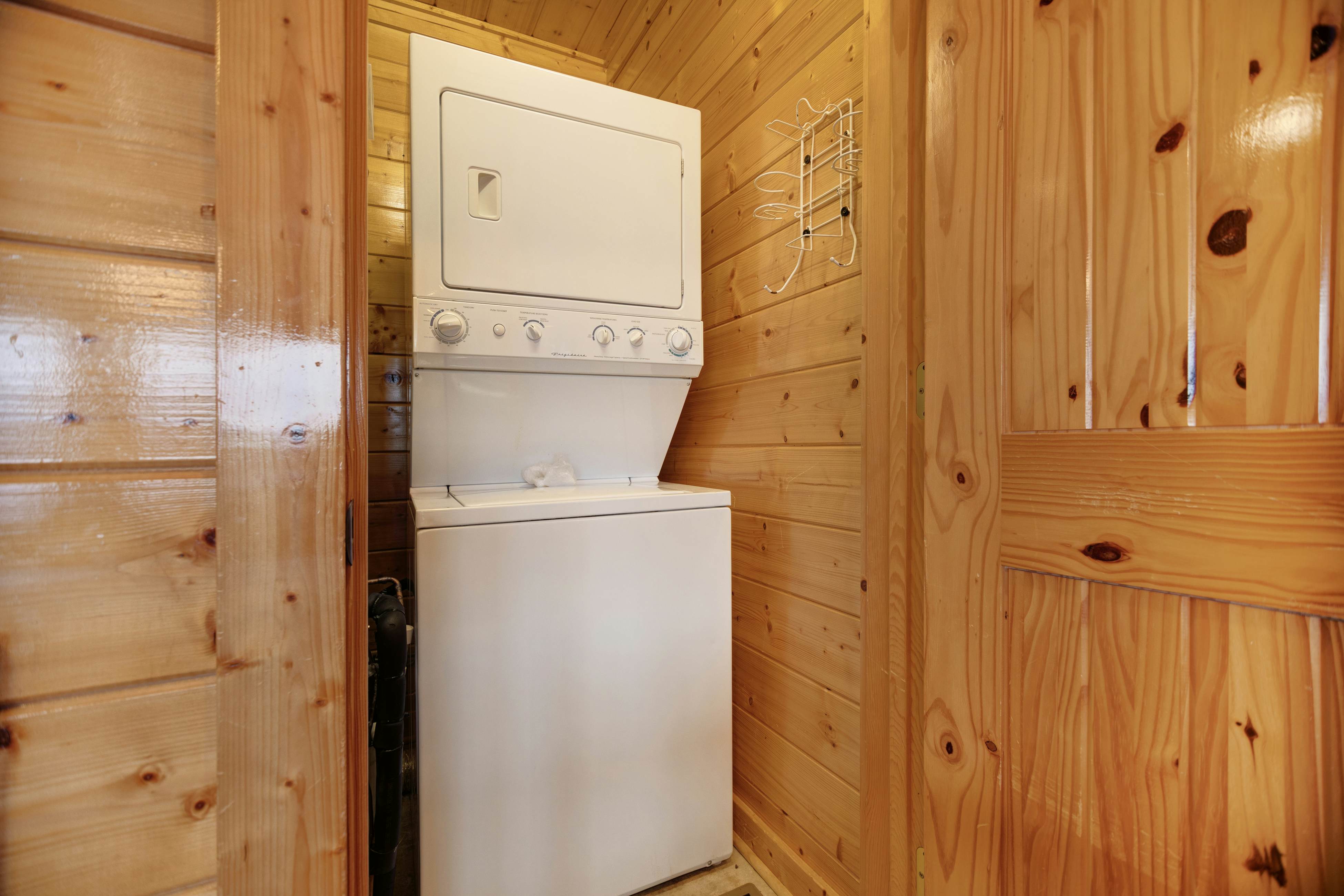 Cabin w/ breathtaking mountain views & private hot tub + free attraction tickets