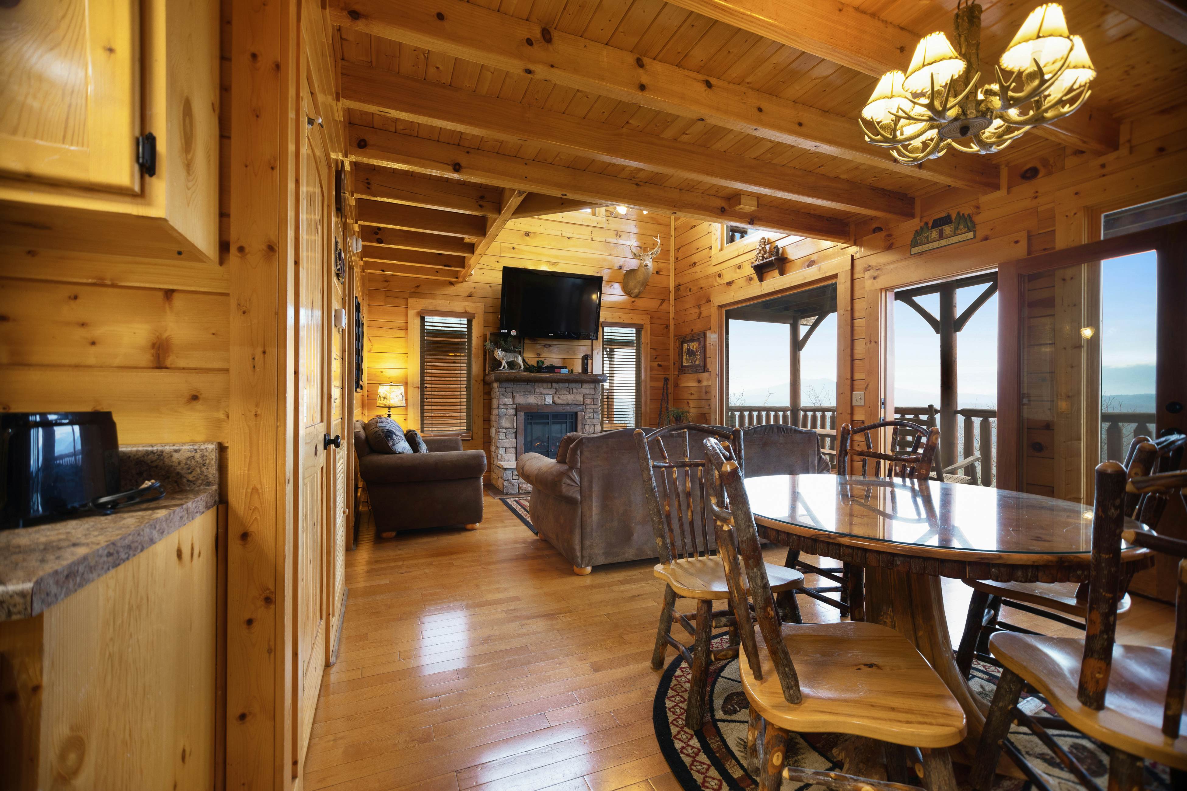Cabin w/ breathtaking mountain views & private hot tub + free attraction tickets