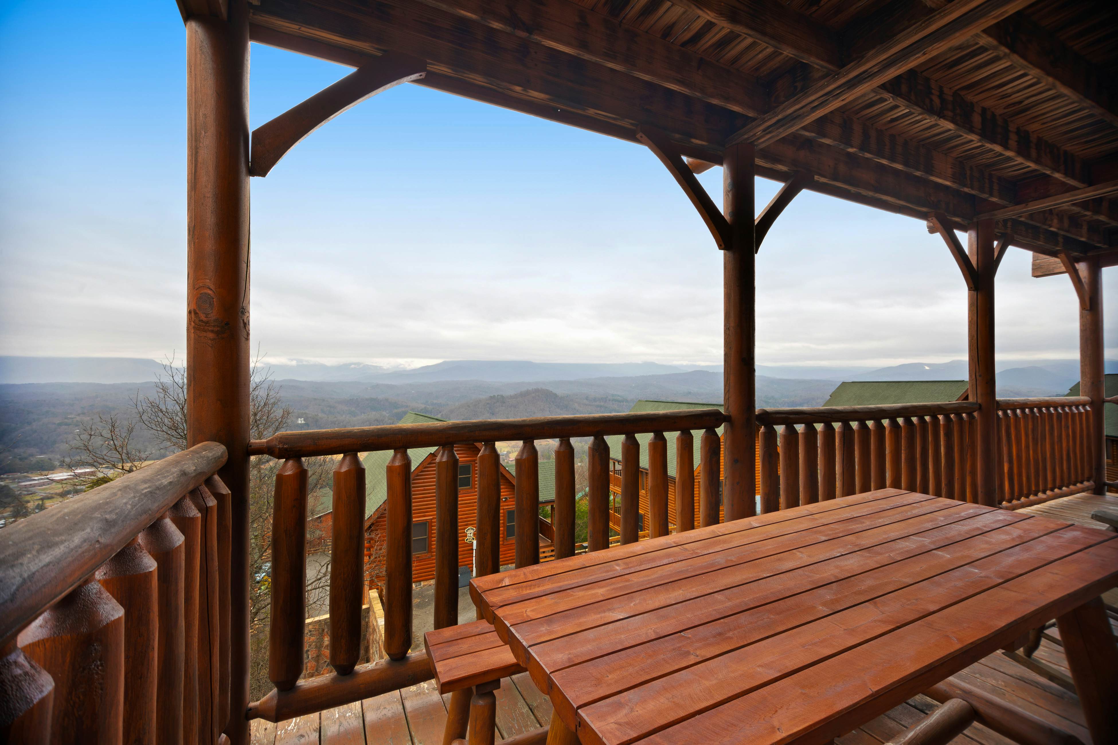 Cabin w/ breathtaking mountain views & private hot tub + free attraction tickets