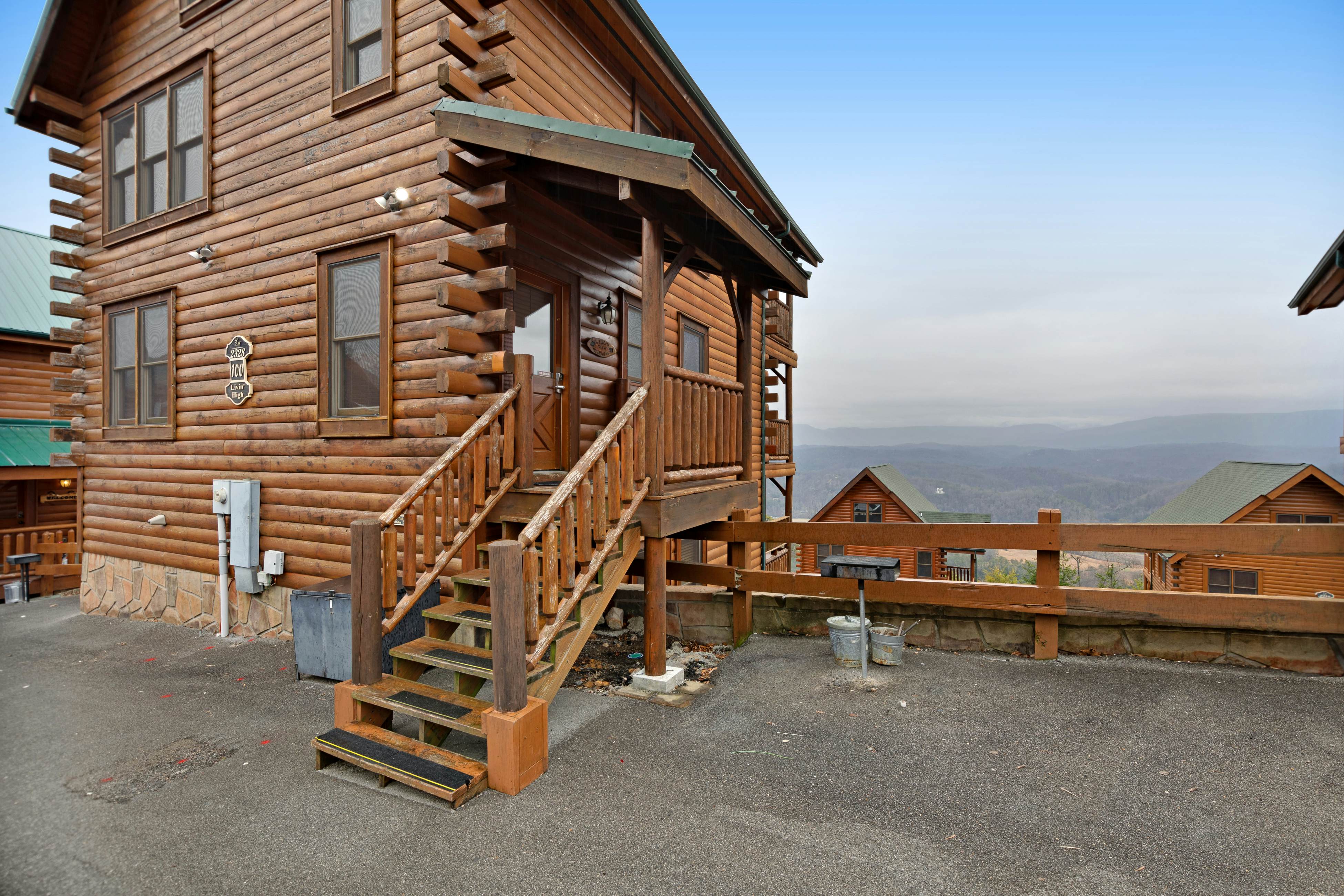 Cabin w/ breathtaking mountain views & private hot tub + free attraction tickets