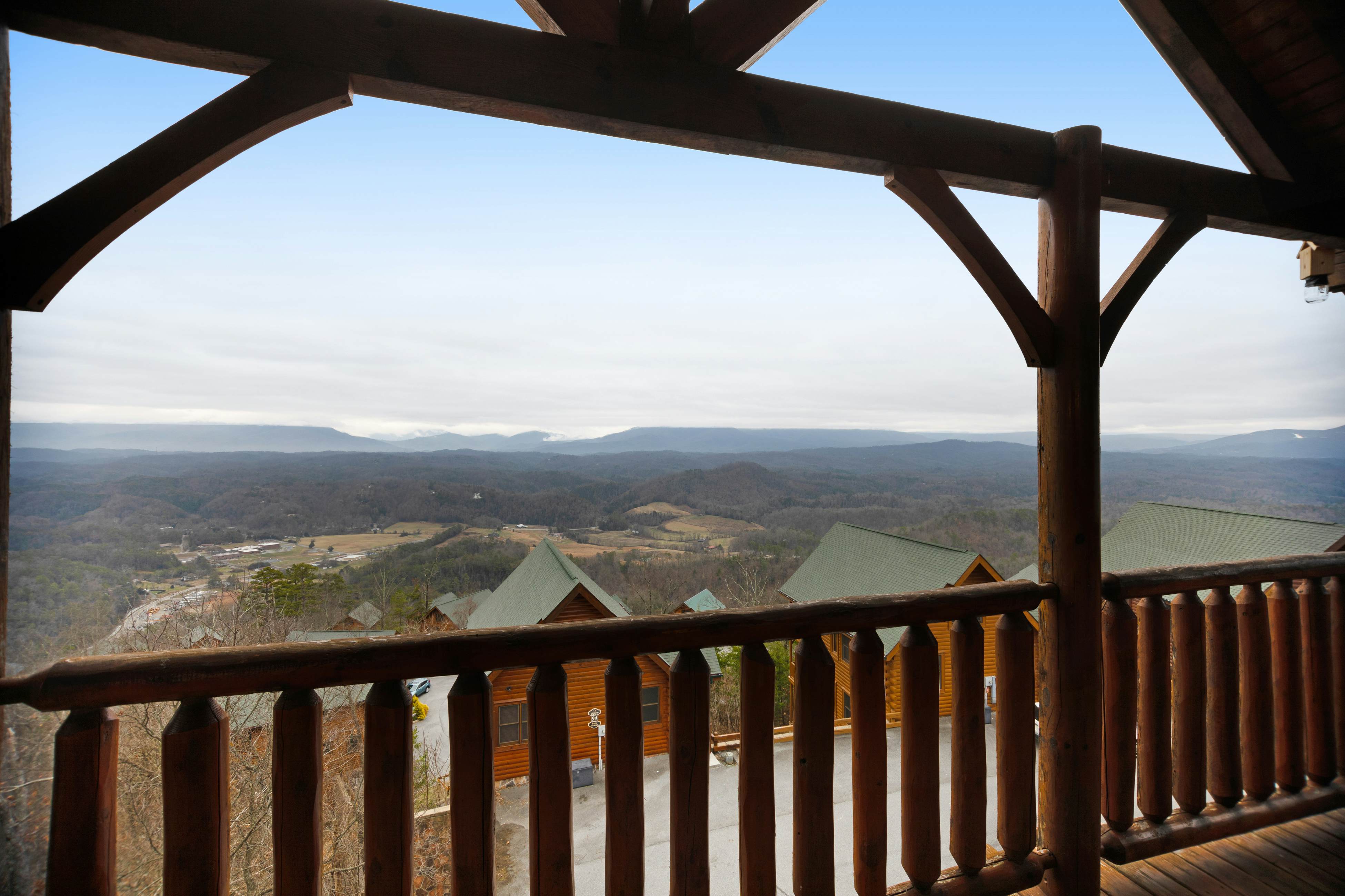 Cabin w/ breathtaking mountain views & private hot tub + free attraction tickets