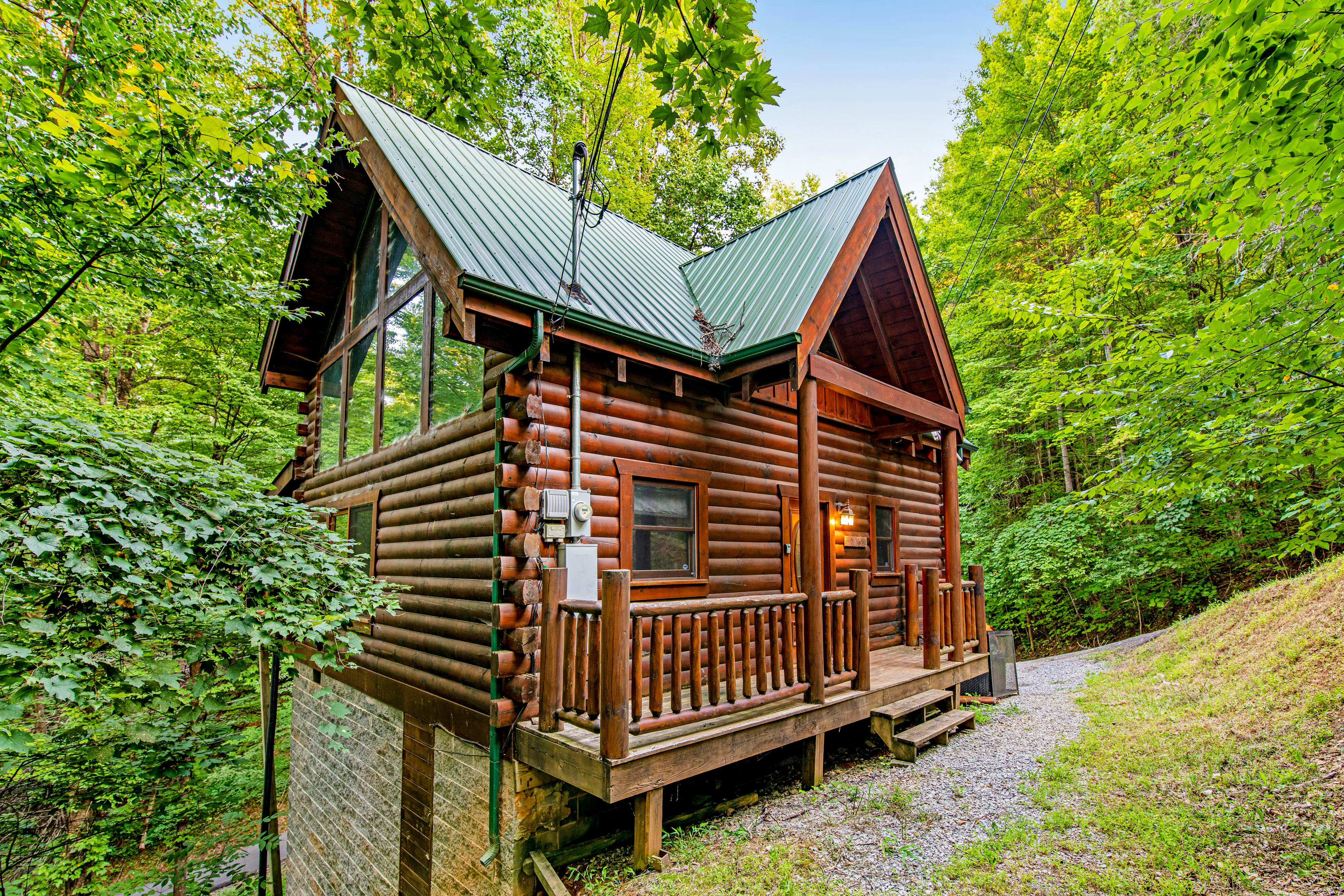 Lovely cabin w/ private hot tub, pool table, fireplace, free attraction tickets