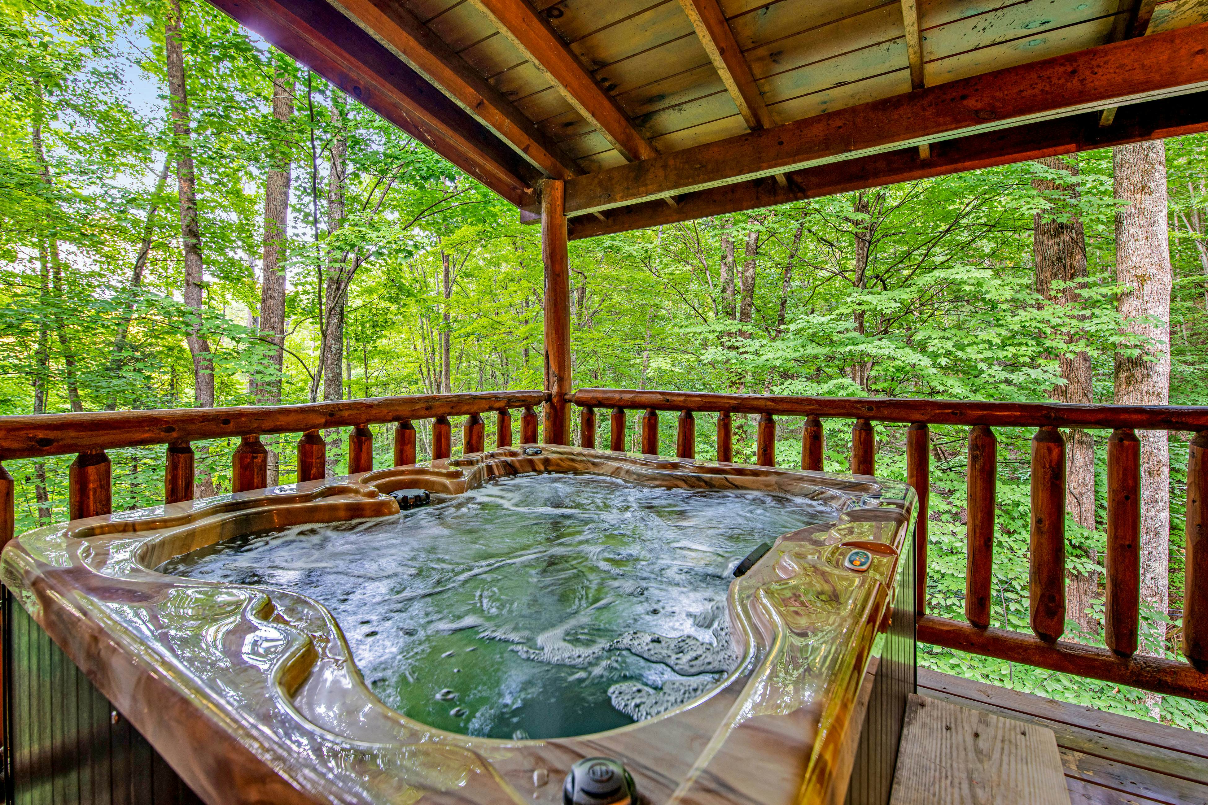 Lovely cabin w/ private hot tub, pool table, fireplace, free attraction tickets