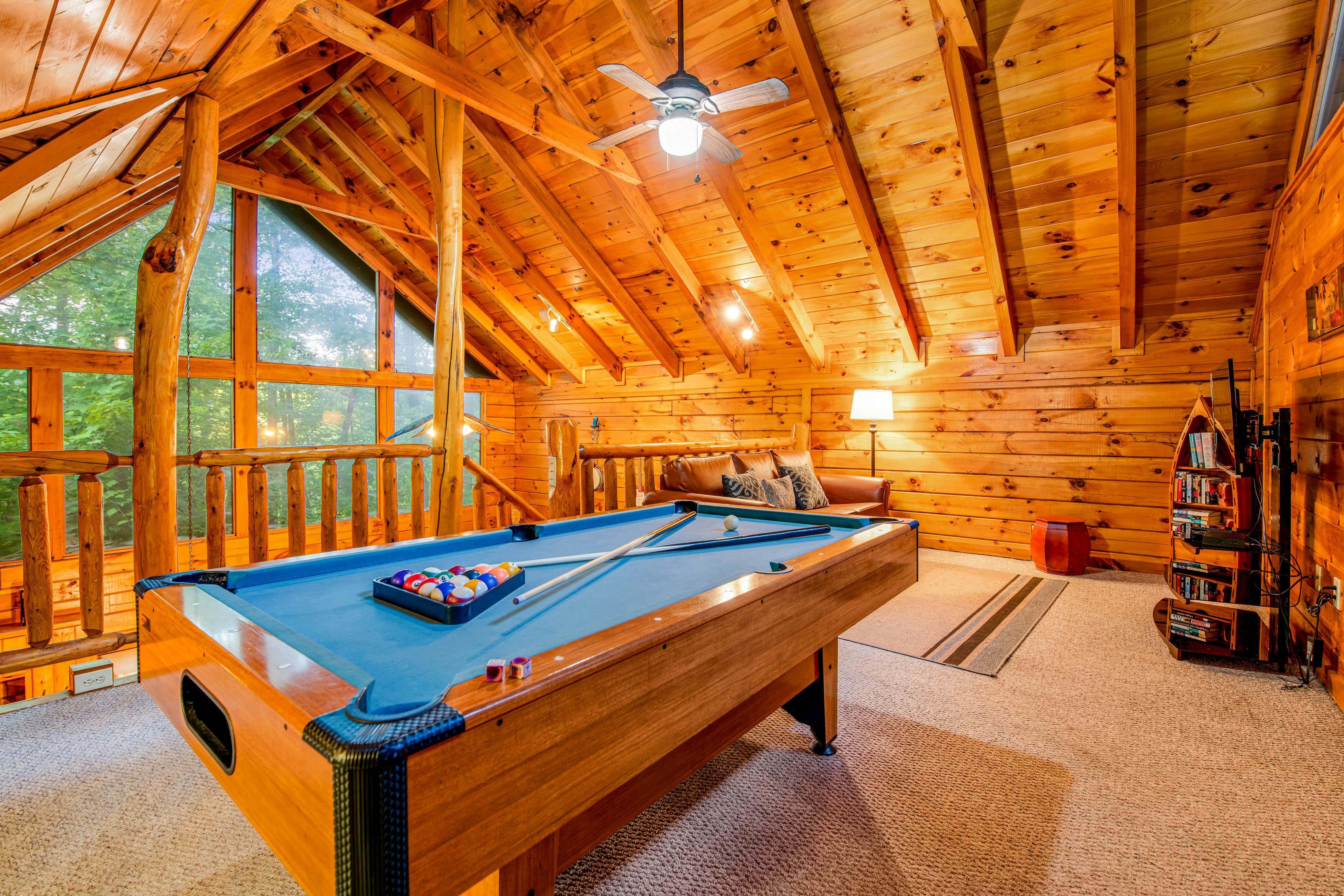 Lovely cabin w/ private hot tub, pool table, fireplace, free attraction tickets