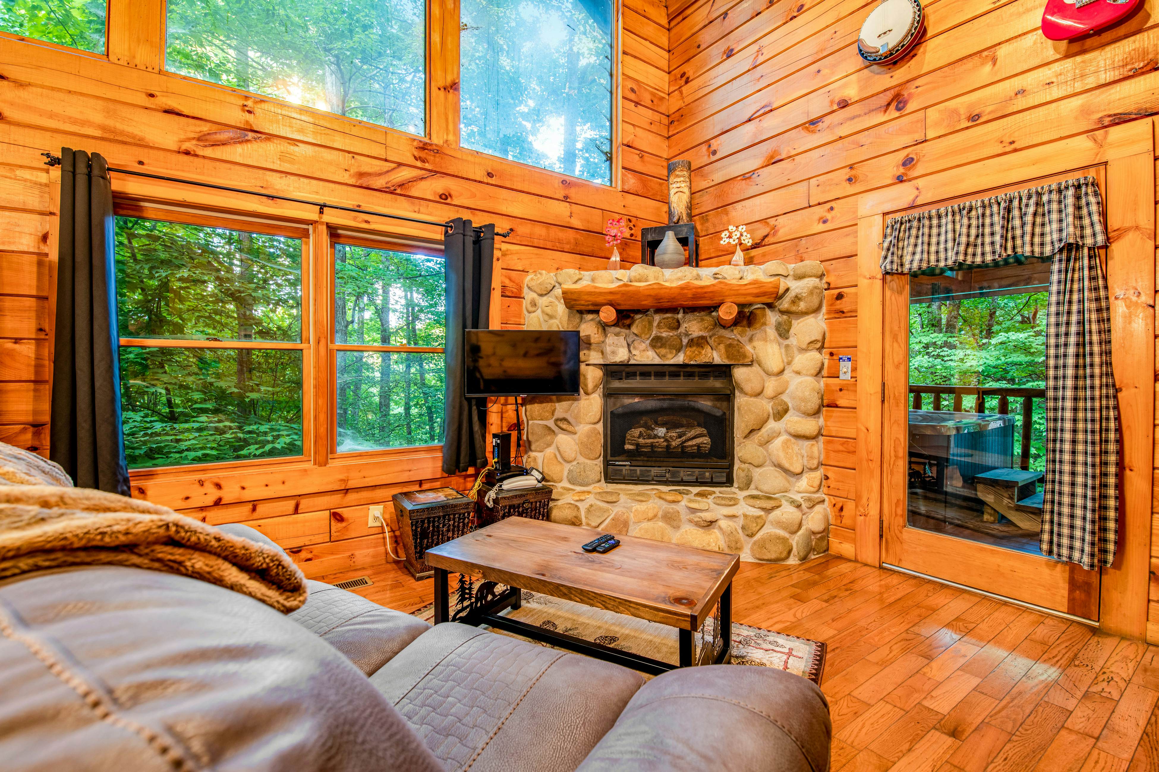 Lovely cabin w/ private hot tub, pool table, fireplace, free attraction tickets