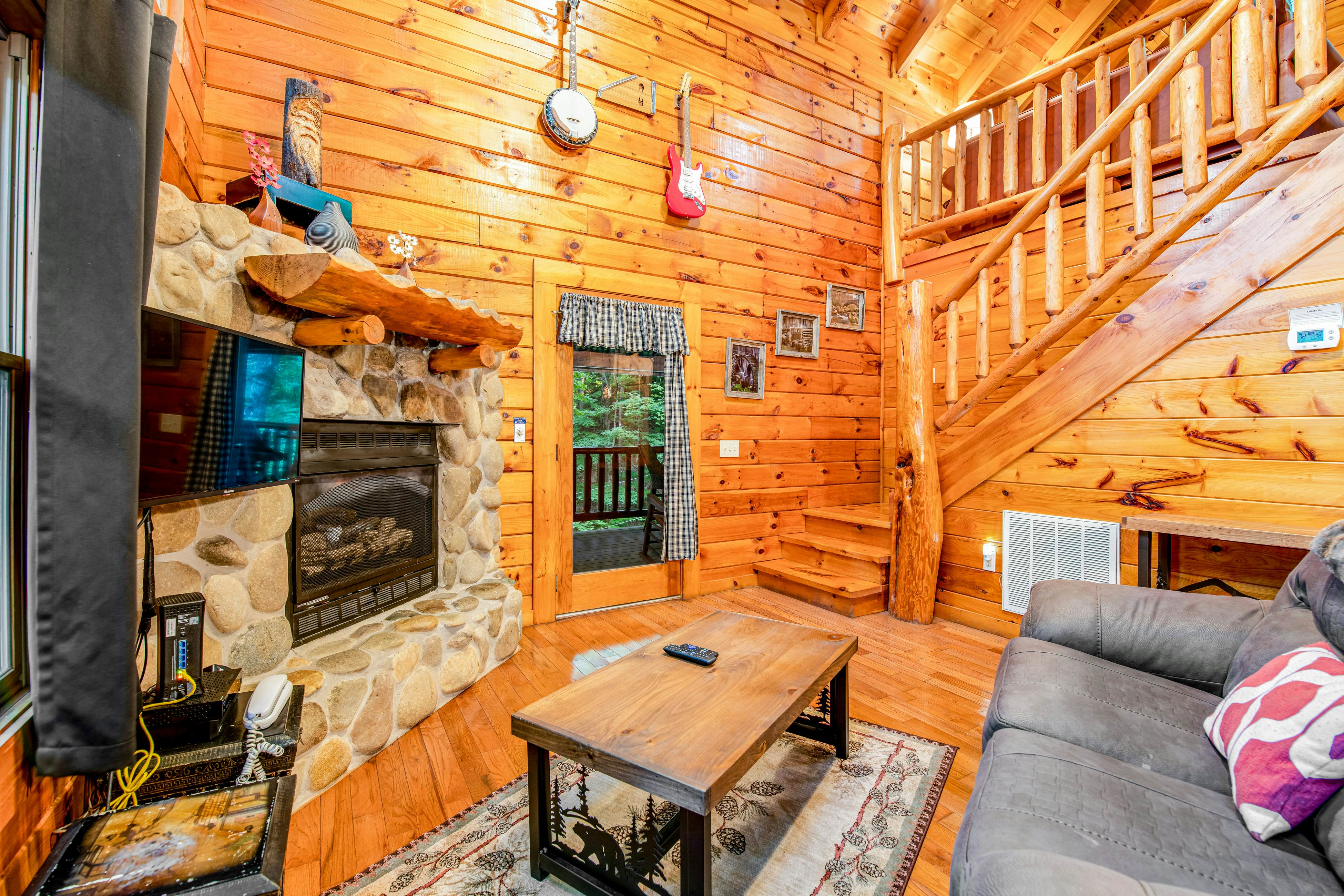 Lovely cabin w/ private hot tub, pool table, fireplace, free attraction tickets