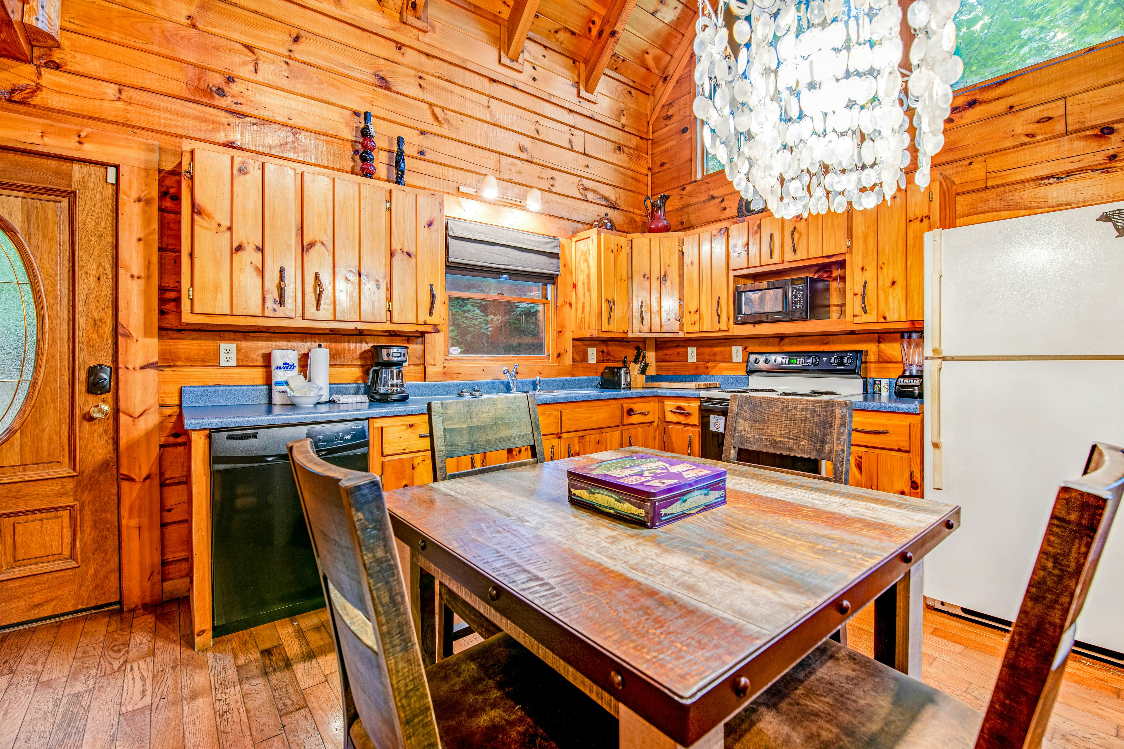 Lovely cabin w/ private hot tub, pool table, fireplace, free attraction tickets