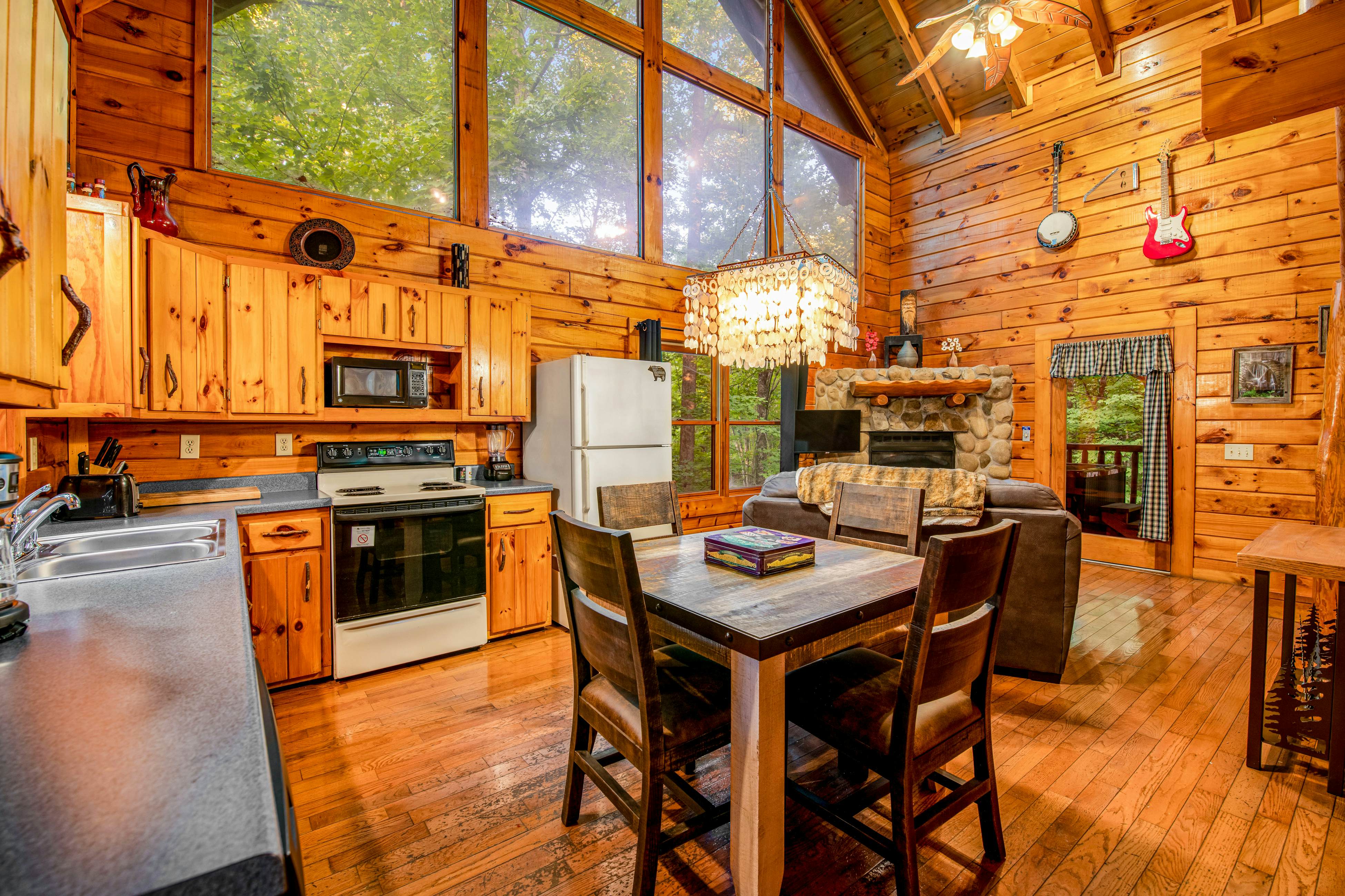 Lovely cabin w/ private hot tub, pool table, fireplace, free attraction tickets