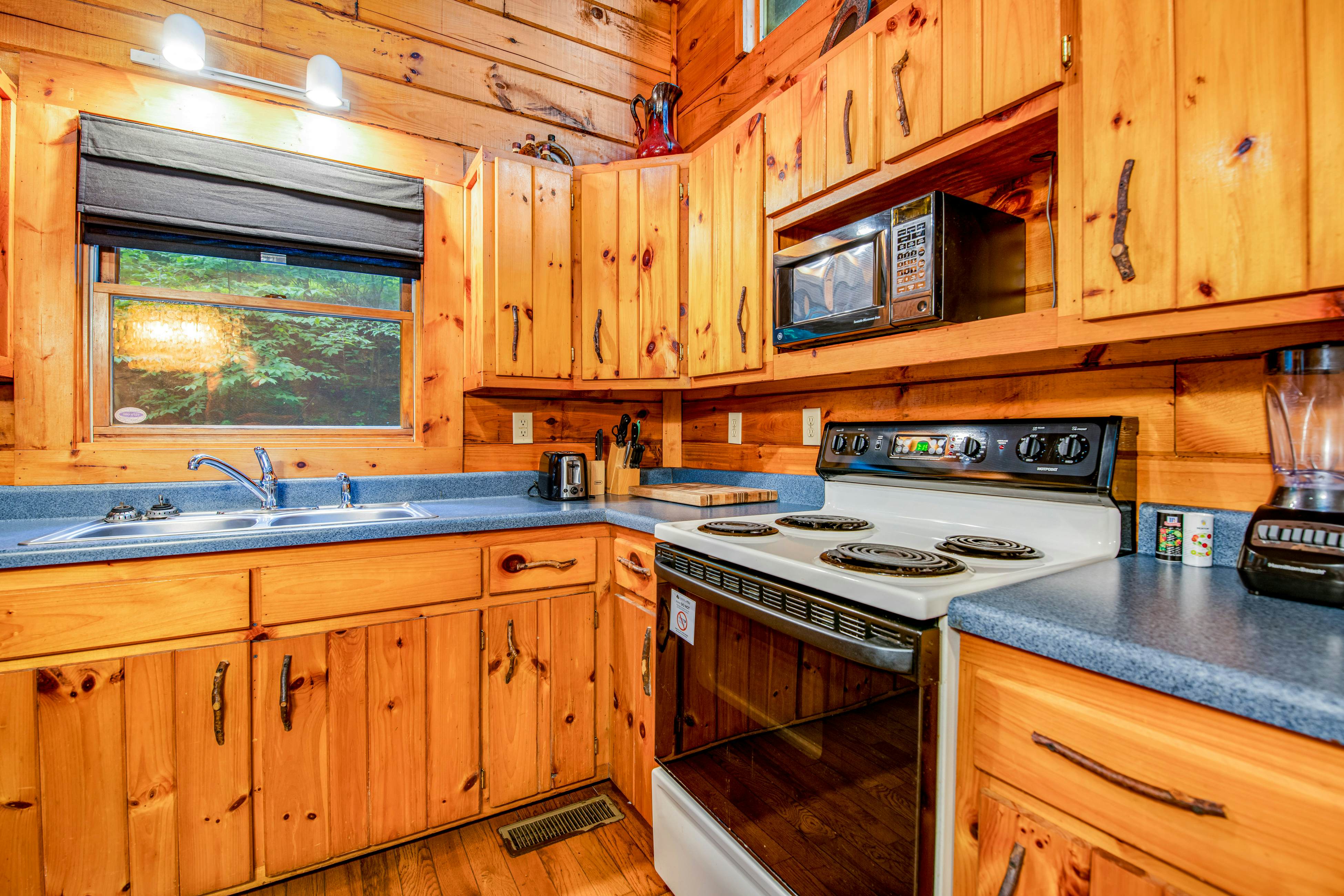 Lovely cabin w/ private hot tub, pool table, fireplace, free attraction tickets