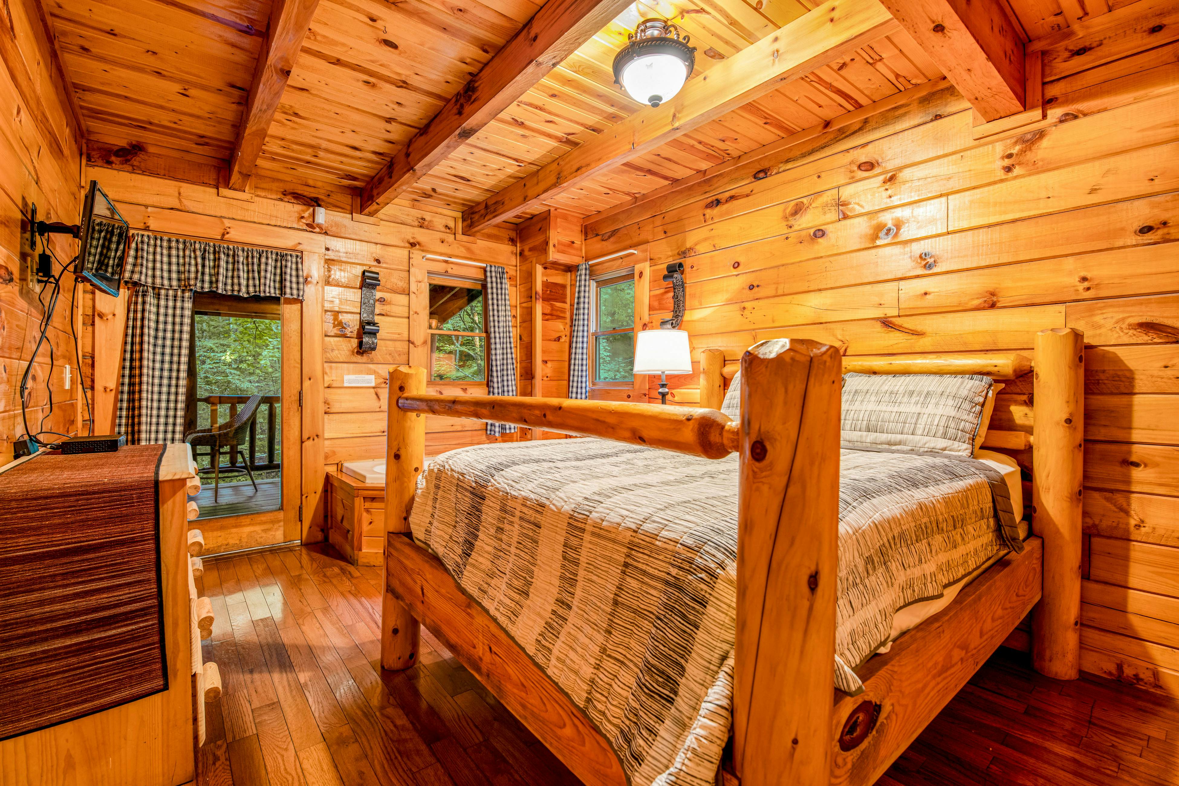 Lovely cabin w/ private hot tub, pool table, fireplace, free attraction tickets