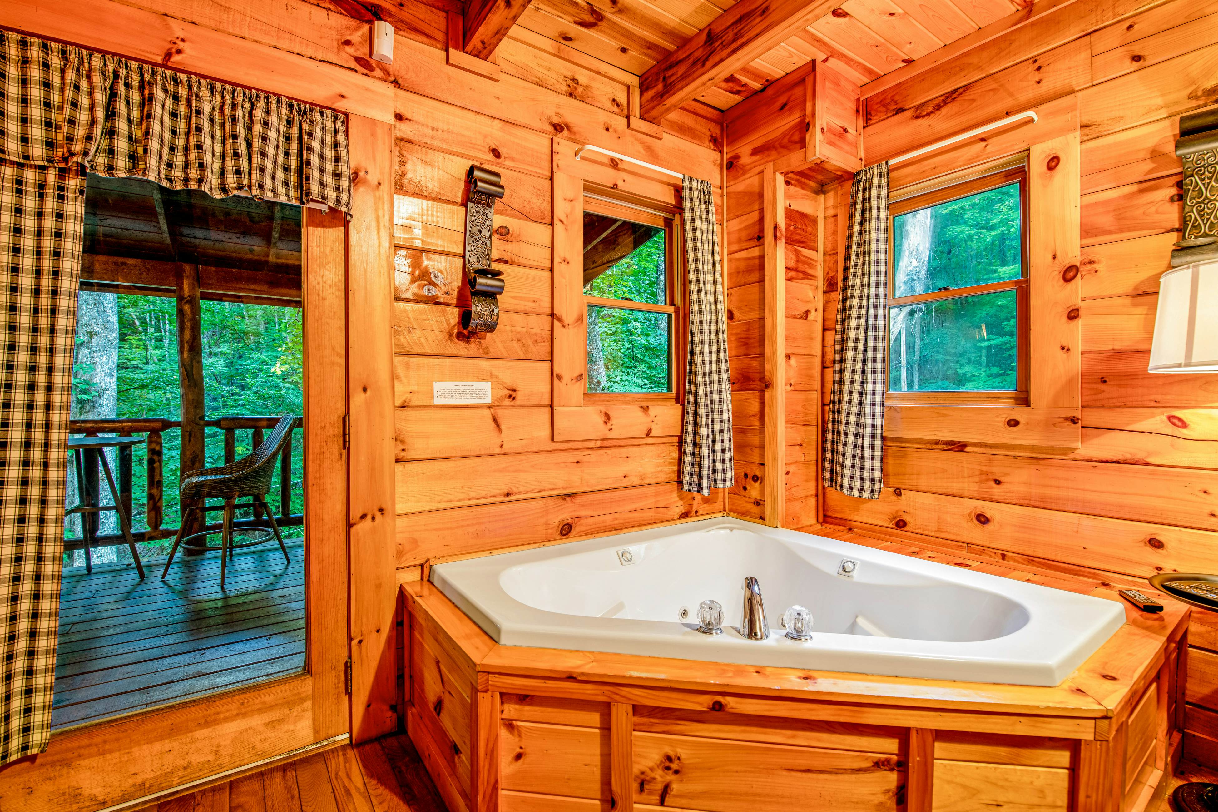 Lovely cabin w/ private hot tub, pool table, fireplace, free attraction tickets