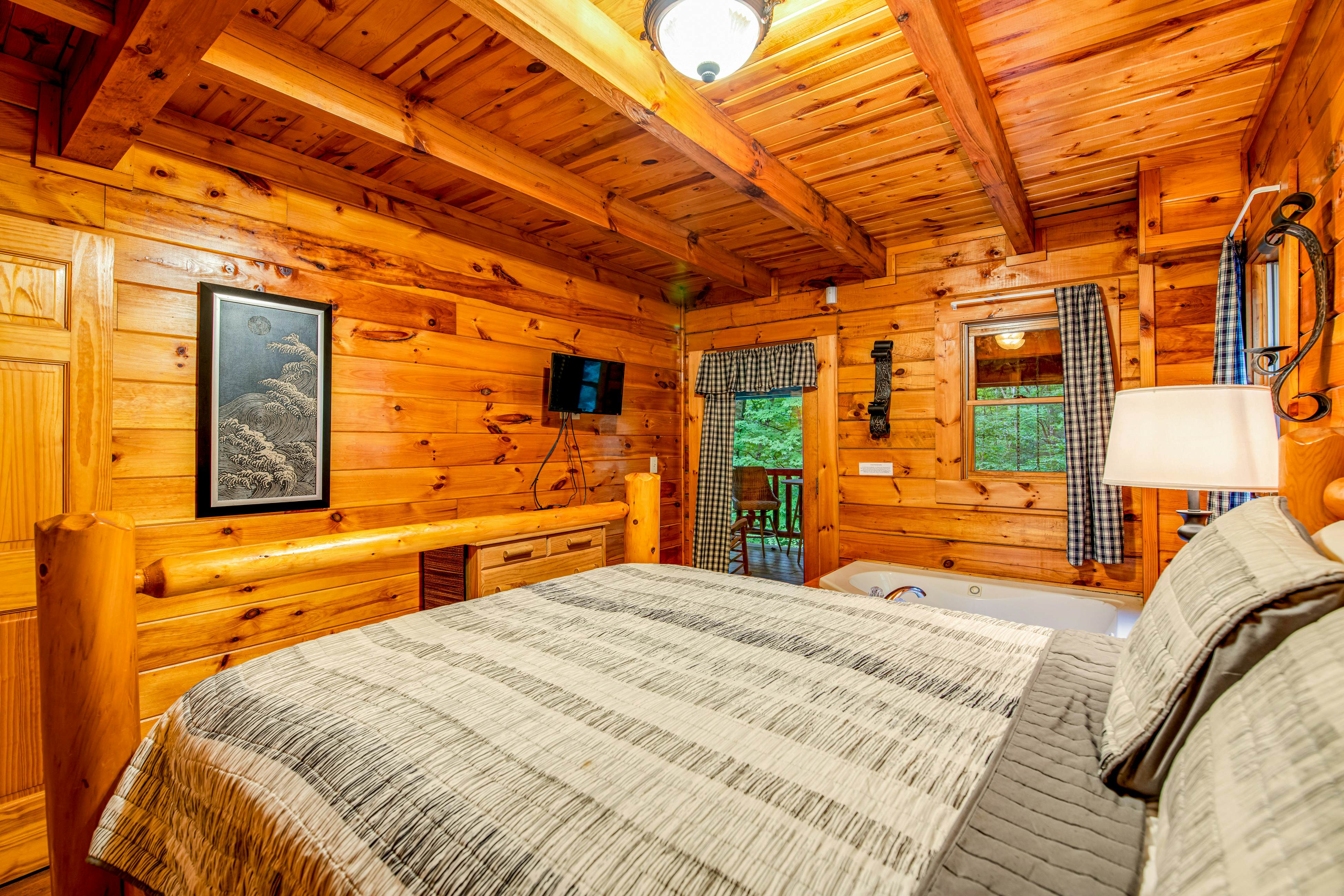Lovely cabin w/ private hot tub, pool table, fireplace, free attraction tickets