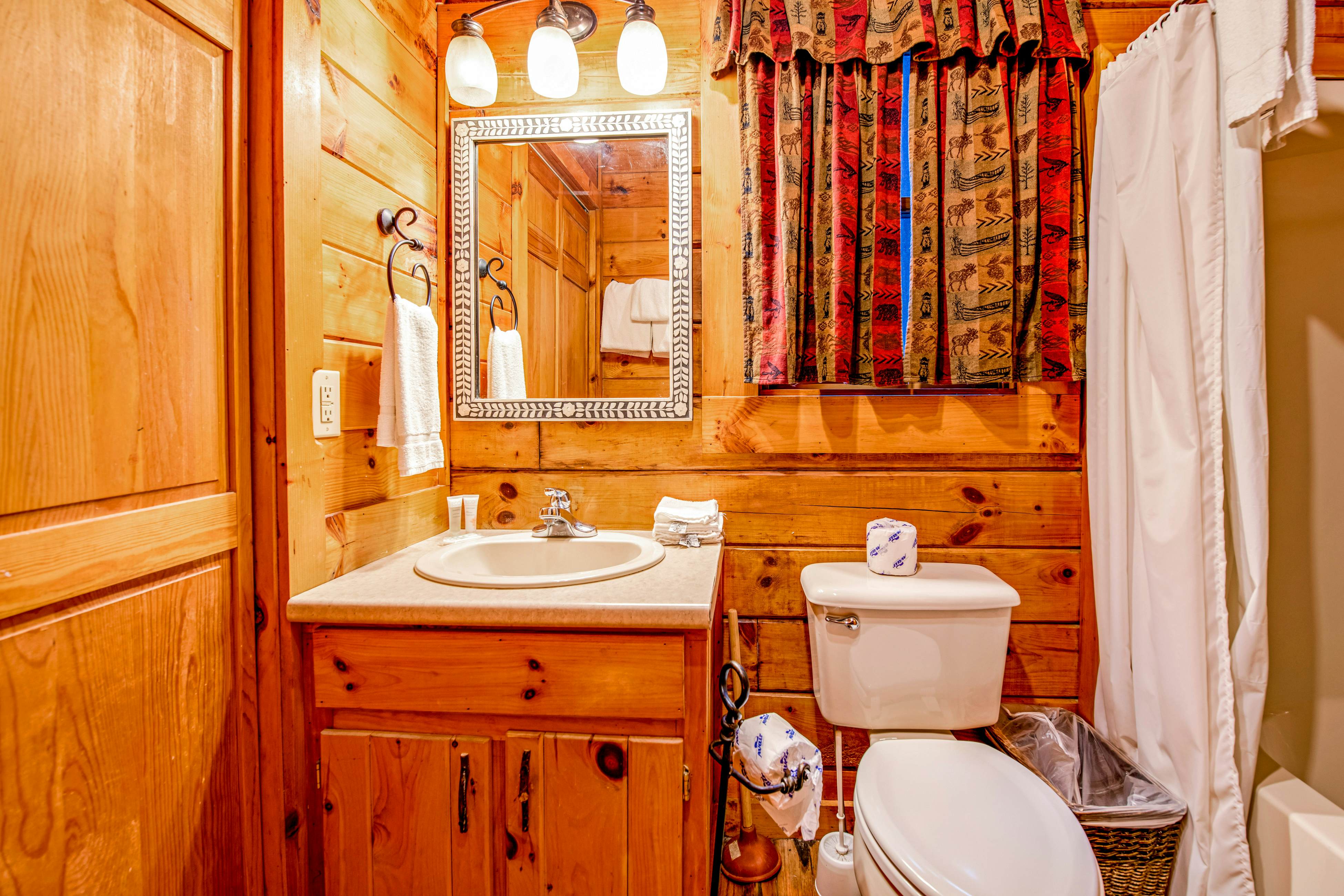 Lovely cabin w/ private hot tub, pool table, fireplace, free attraction tickets