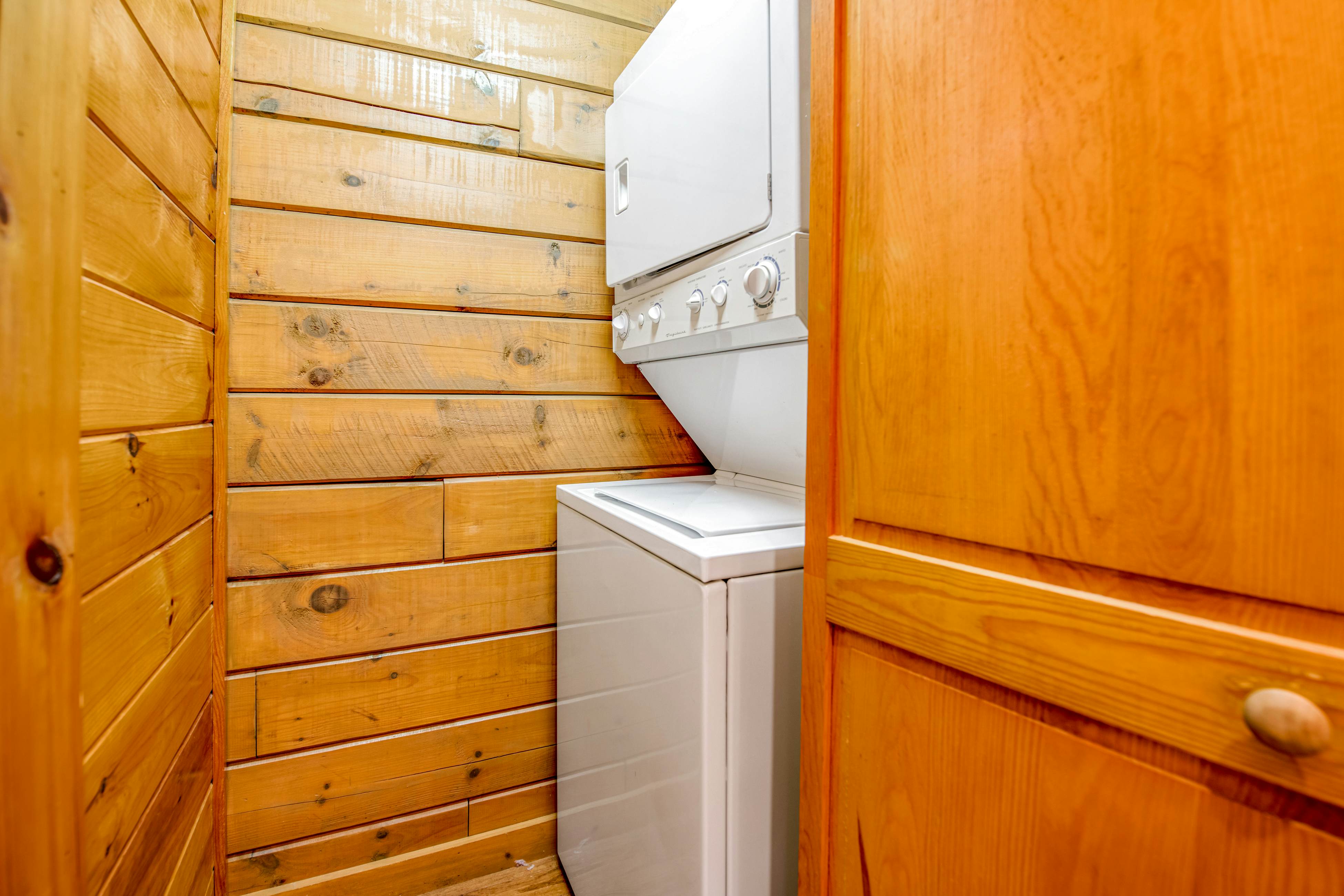 Lovely cabin w/ private hot tub, pool table, fireplace, free attraction tickets