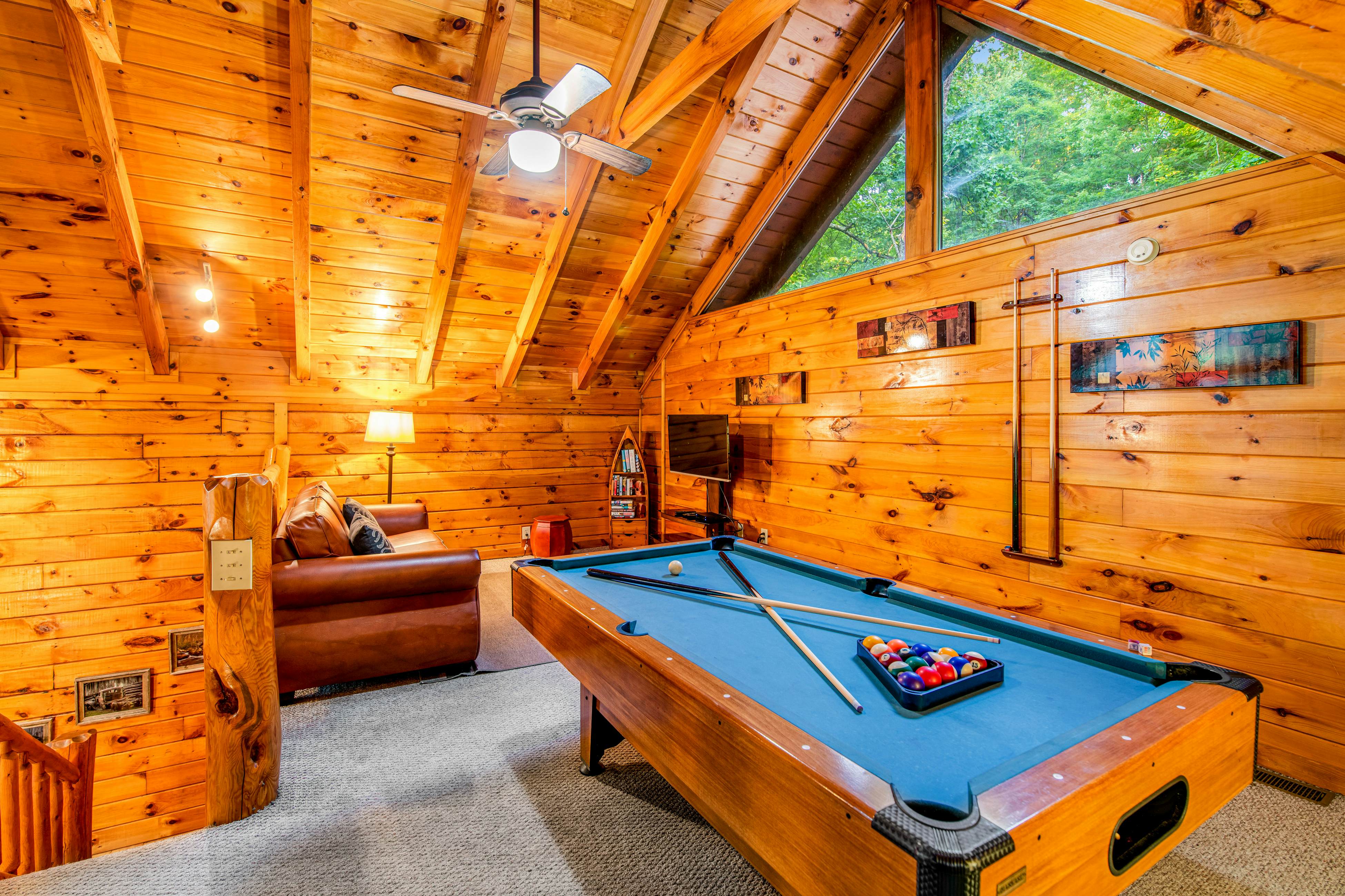 Lovely cabin w/ private hot tub, pool table, fireplace, free attraction tickets