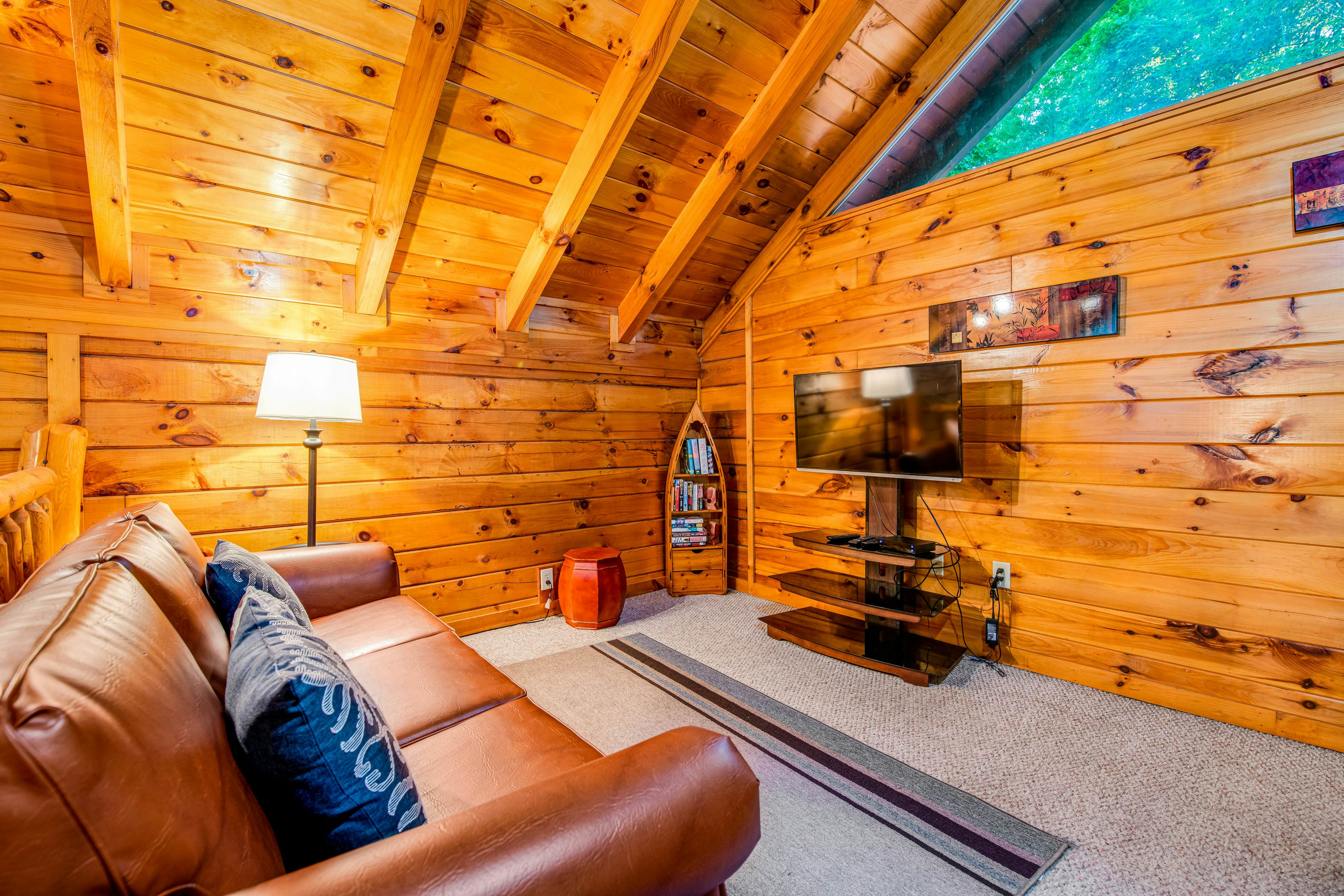 Lovely cabin w/ private hot tub, pool table, fireplace, free attraction tickets