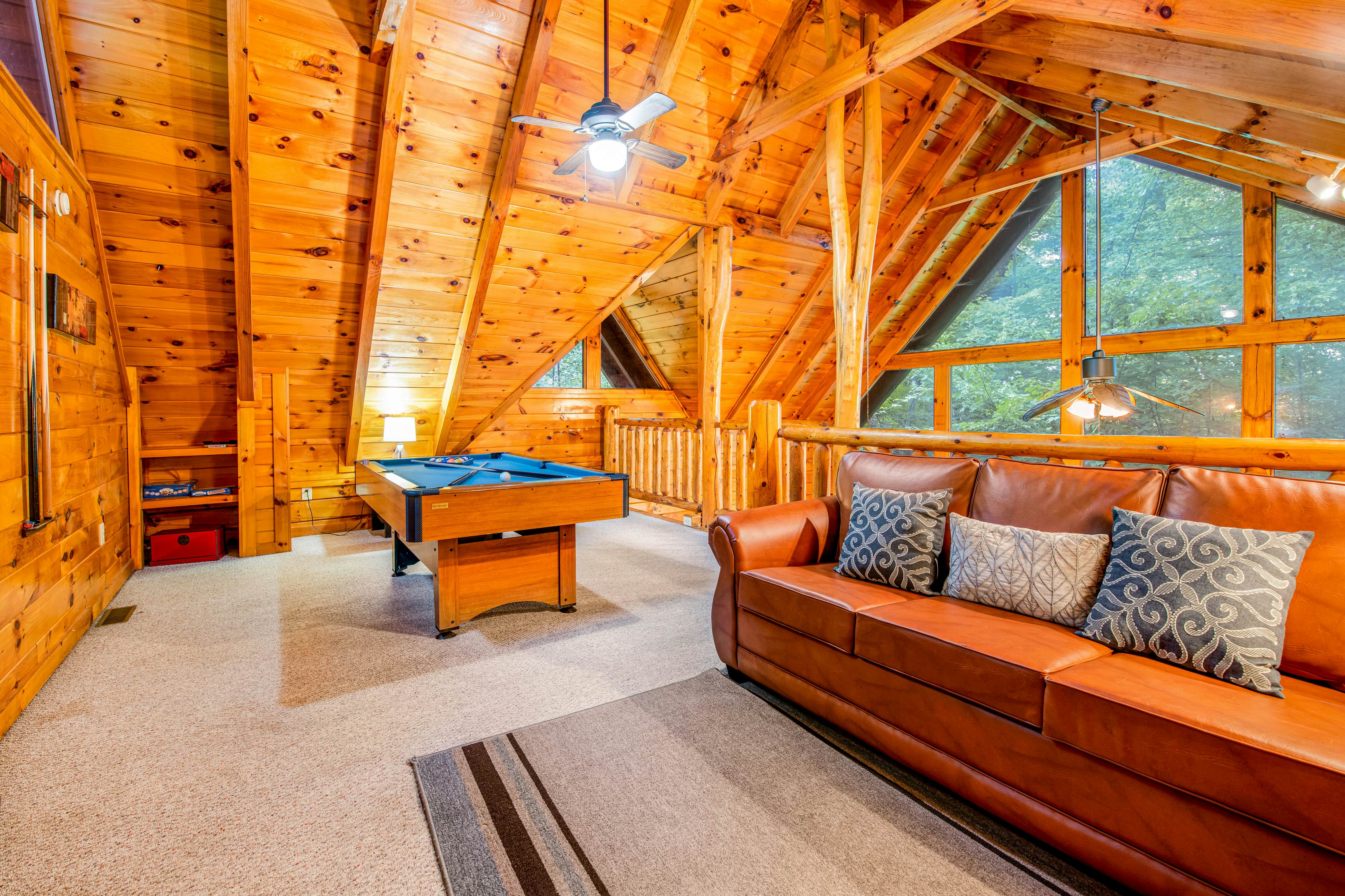 Lovely cabin w/ private hot tub, pool table, fireplace, free attraction tickets