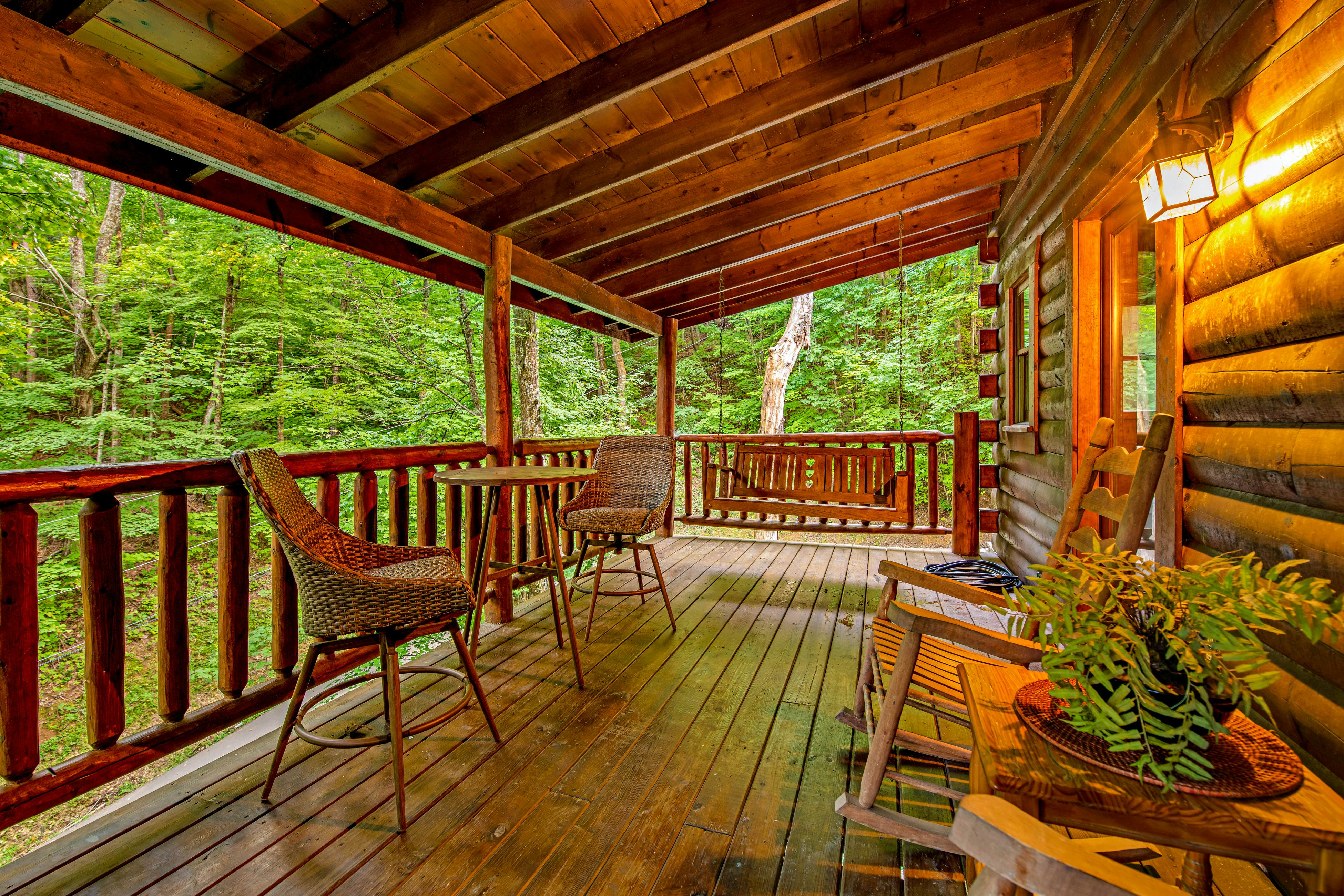 Lovely cabin w/ private hot tub, pool table, fireplace, free attraction tickets
