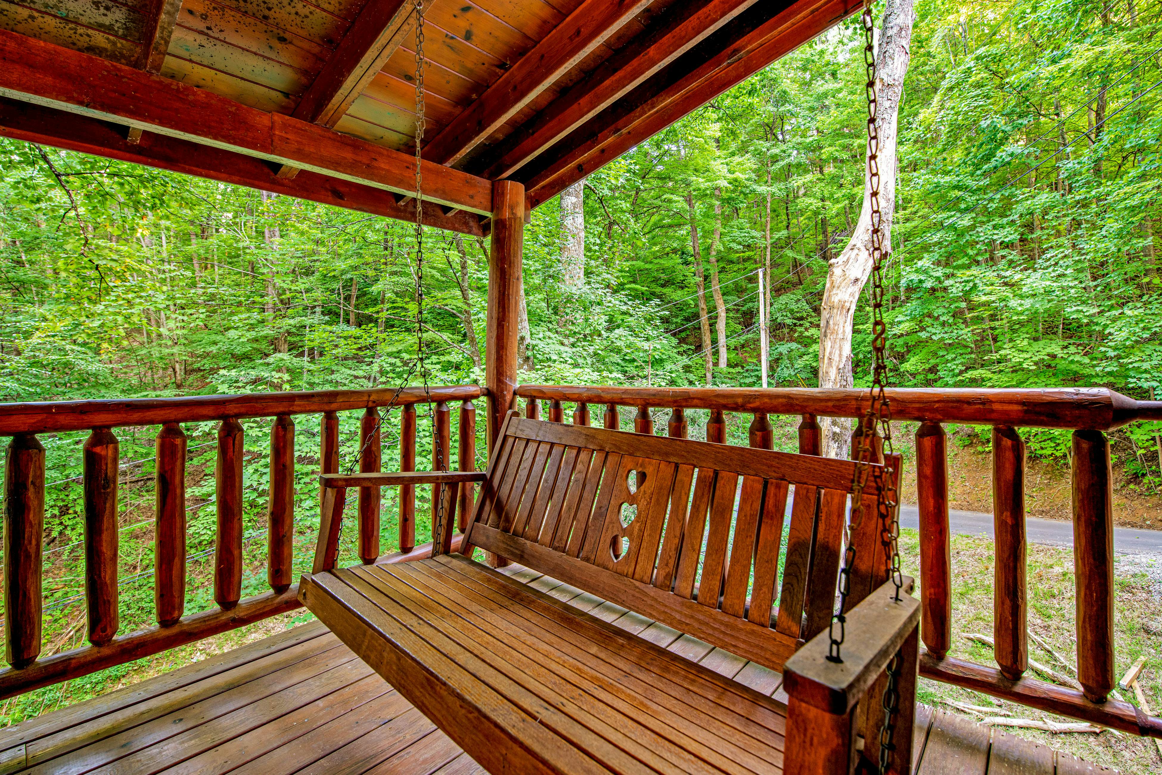 Lovely cabin w/ private hot tub, pool table, fireplace, free attraction tickets
