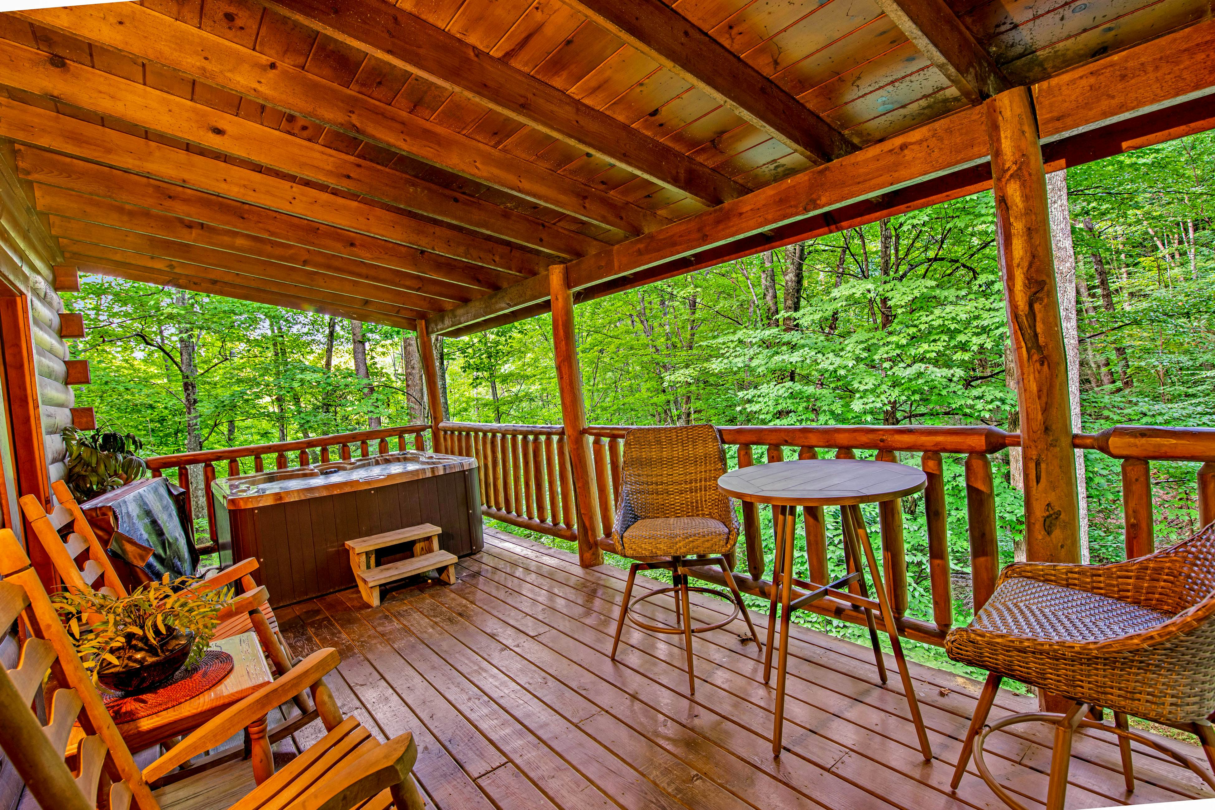 Lovely cabin w/ private hot tub, pool table, fireplace, free attraction tickets