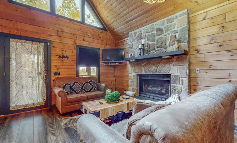 Tranquil Cabin, Sleeps 8・Screened Porch・Firepit