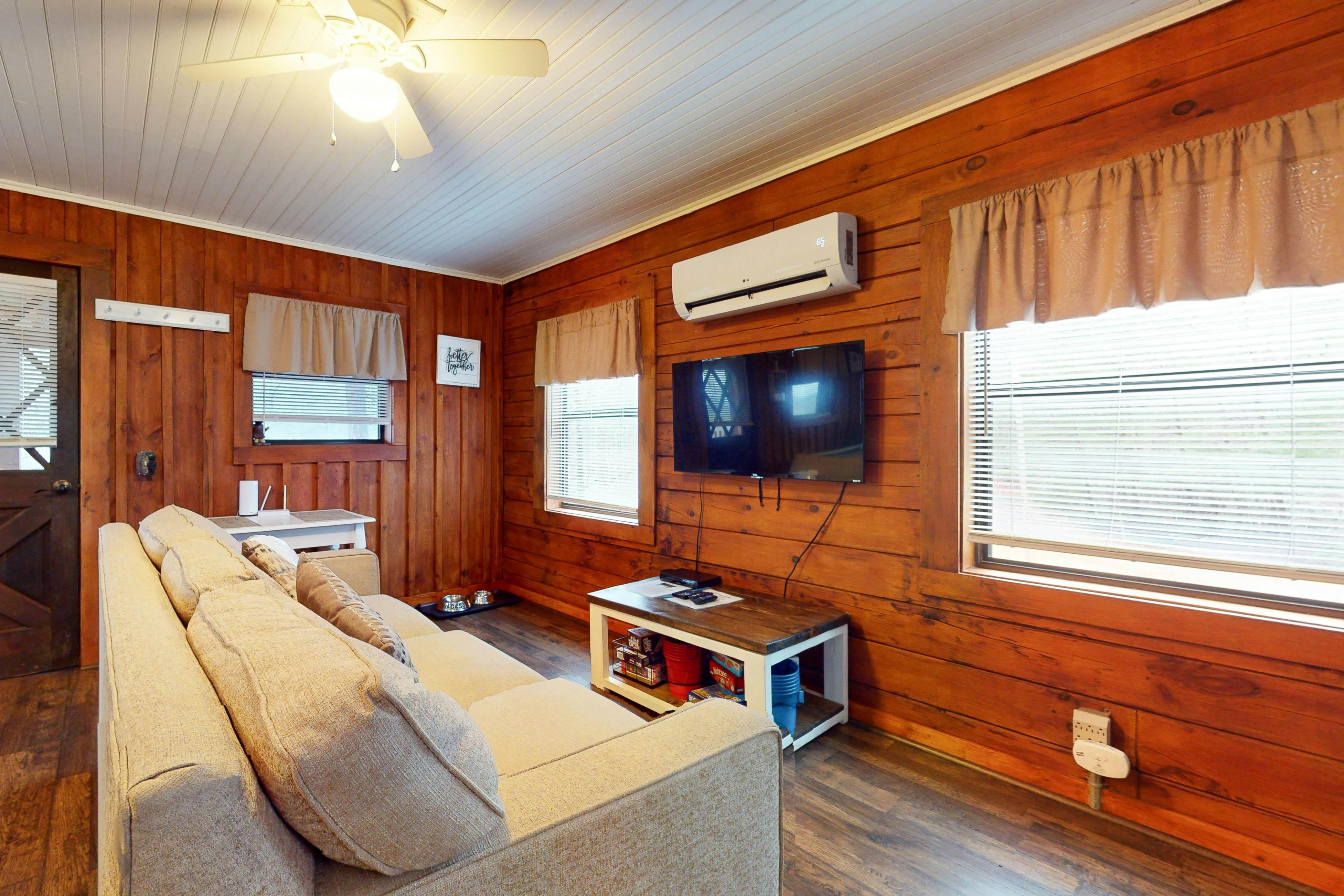 Secluded dog-friendly cabin w/ mountain views & hot tub +Free Attraction Tickets