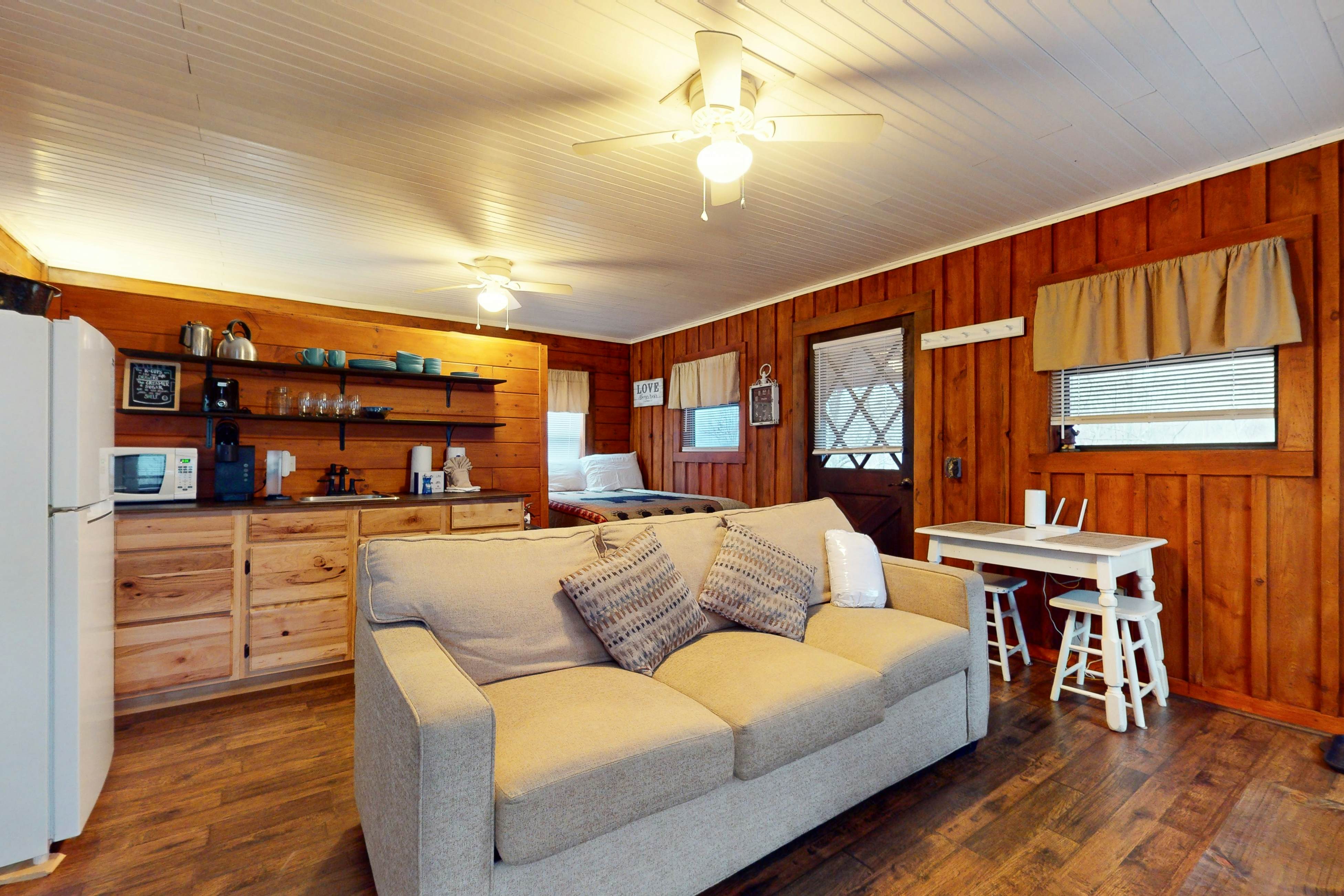 Secluded dog-friendly cabin w/ mountain views & hot tub +Free Attraction Tickets