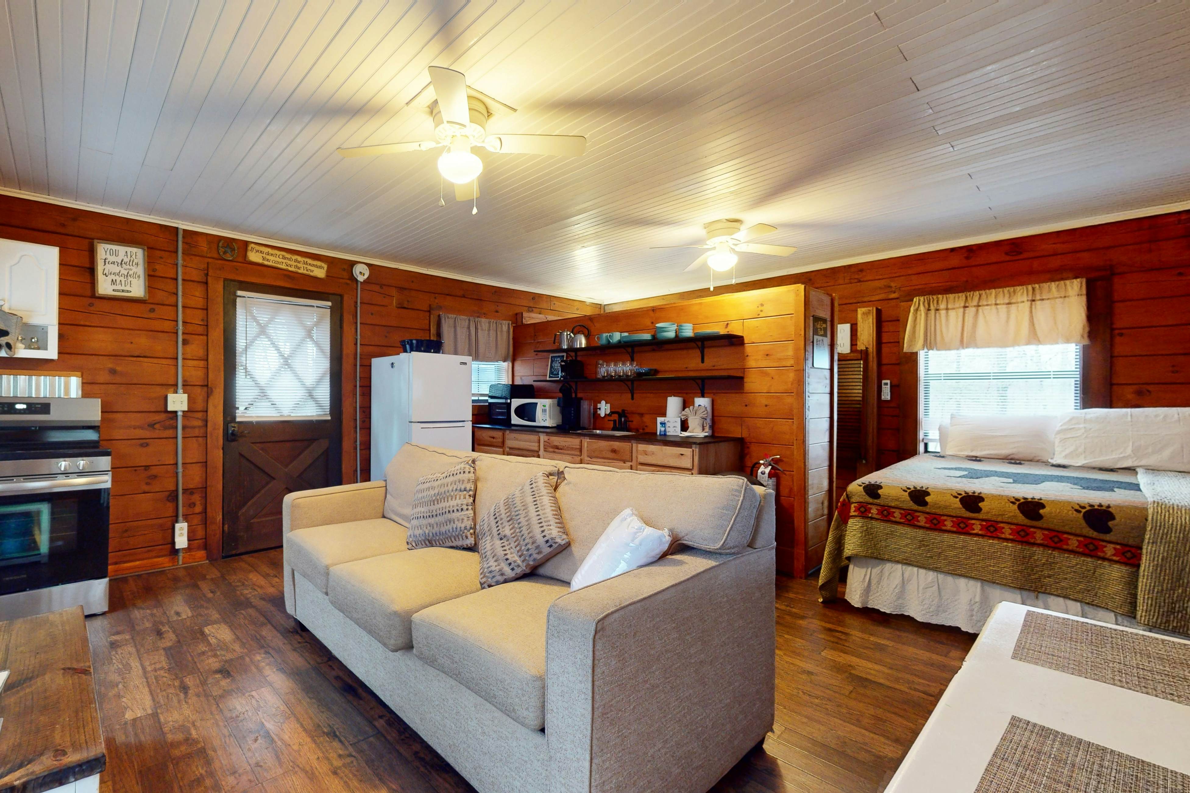 Secluded dog-friendly cabin w/ mountain views & hot tub +Free Attraction Tickets