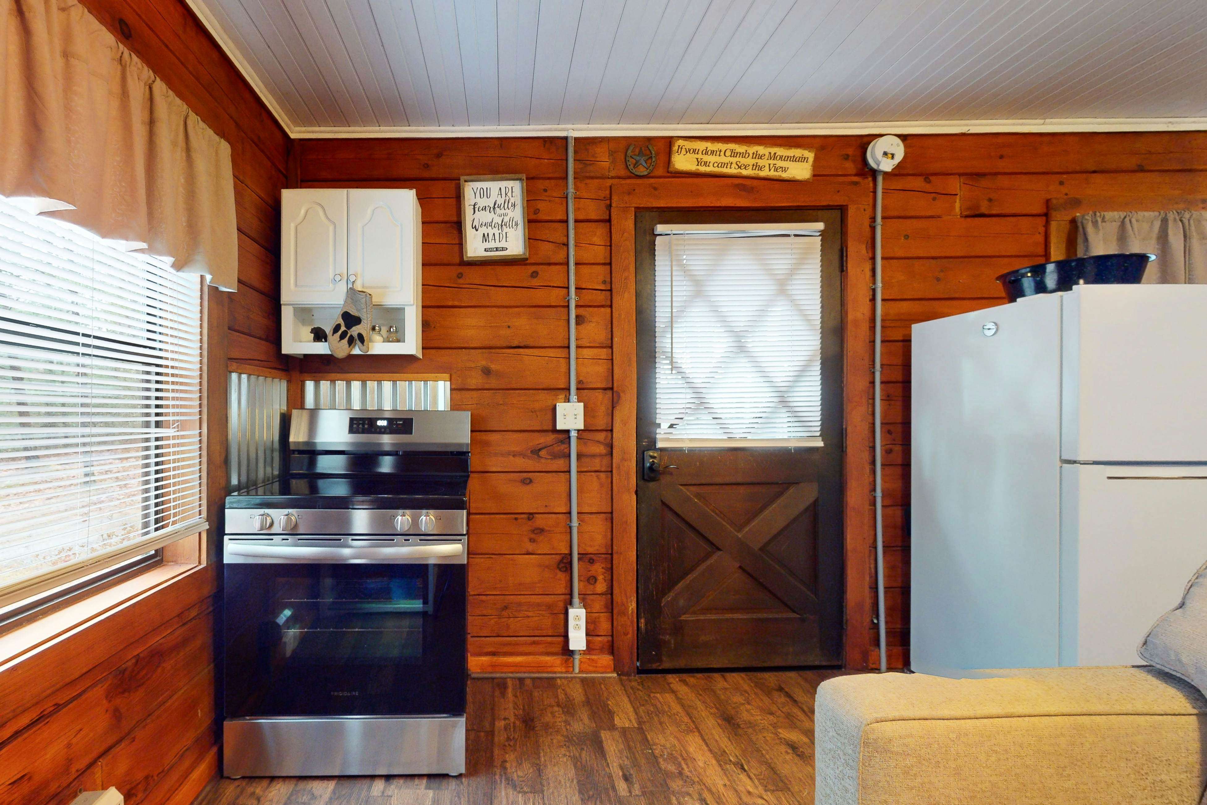 Secluded dog-friendly cabin w/ mountain views & hot tub +Free Attraction Tickets