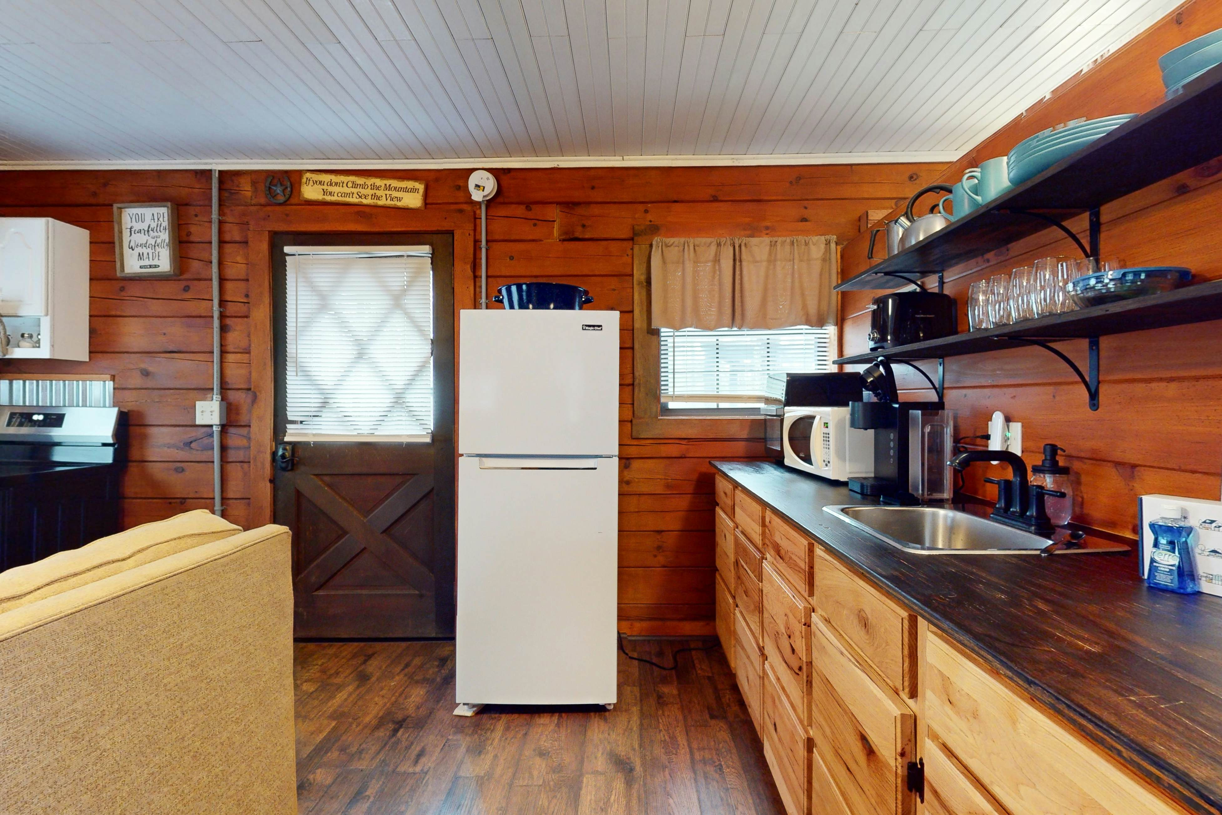 Secluded dog-friendly cabin w/ mountain views & hot tub +Free Attraction Tickets
