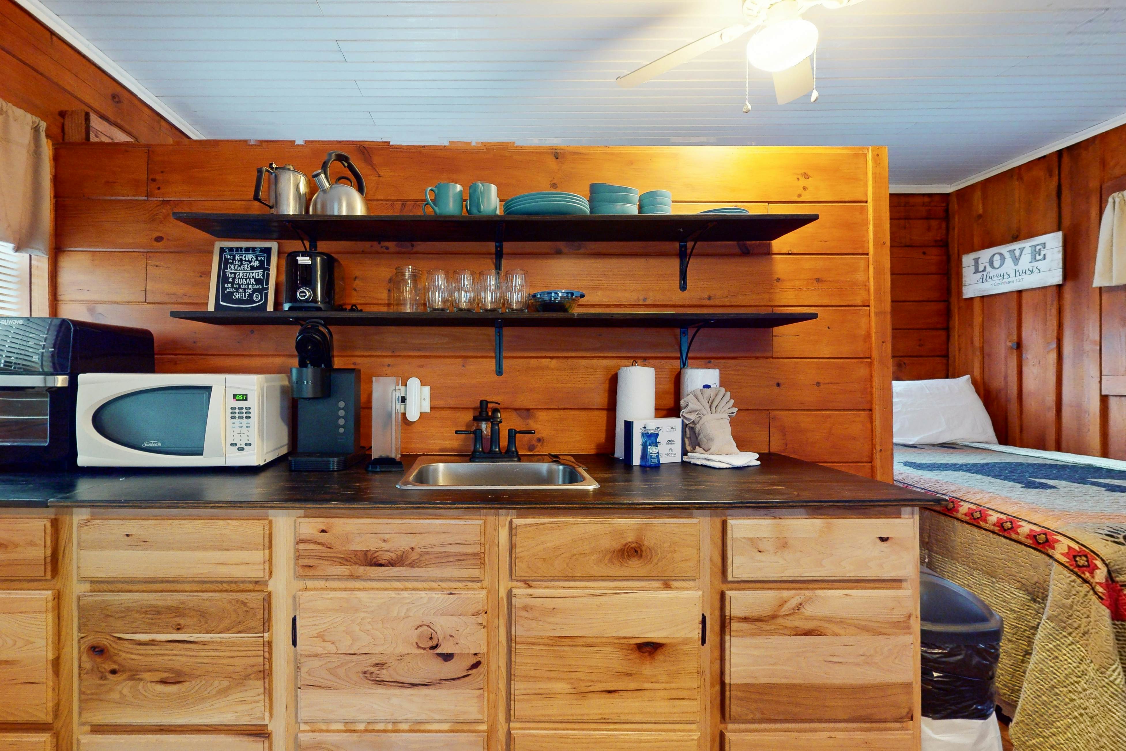 Secluded dog-friendly cabin w/ mountain views & hot tub +Free Attraction Tickets