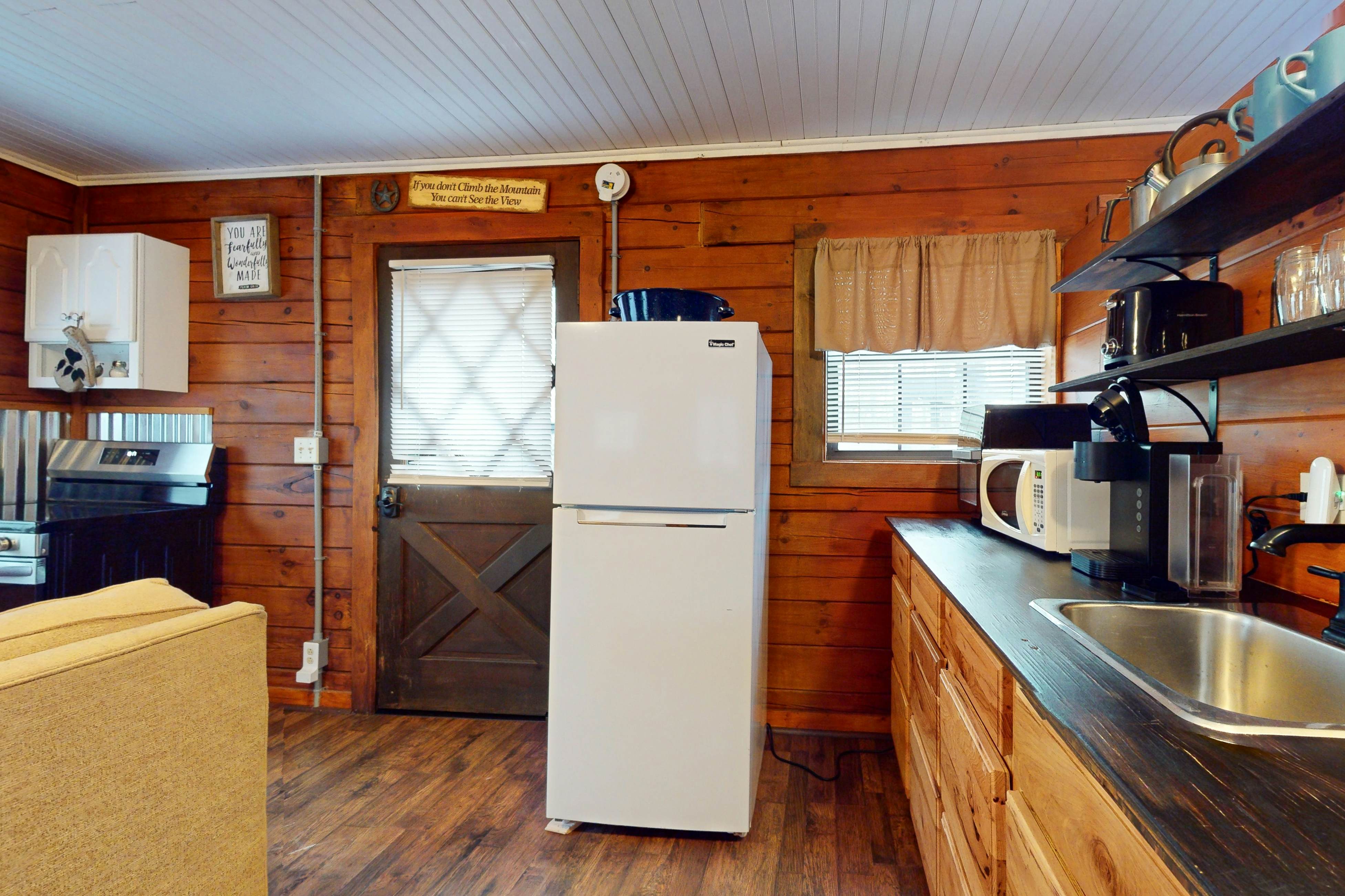 Secluded dog-friendly cabin w/ mountain views & hot tub +Free Attraction Tickets
