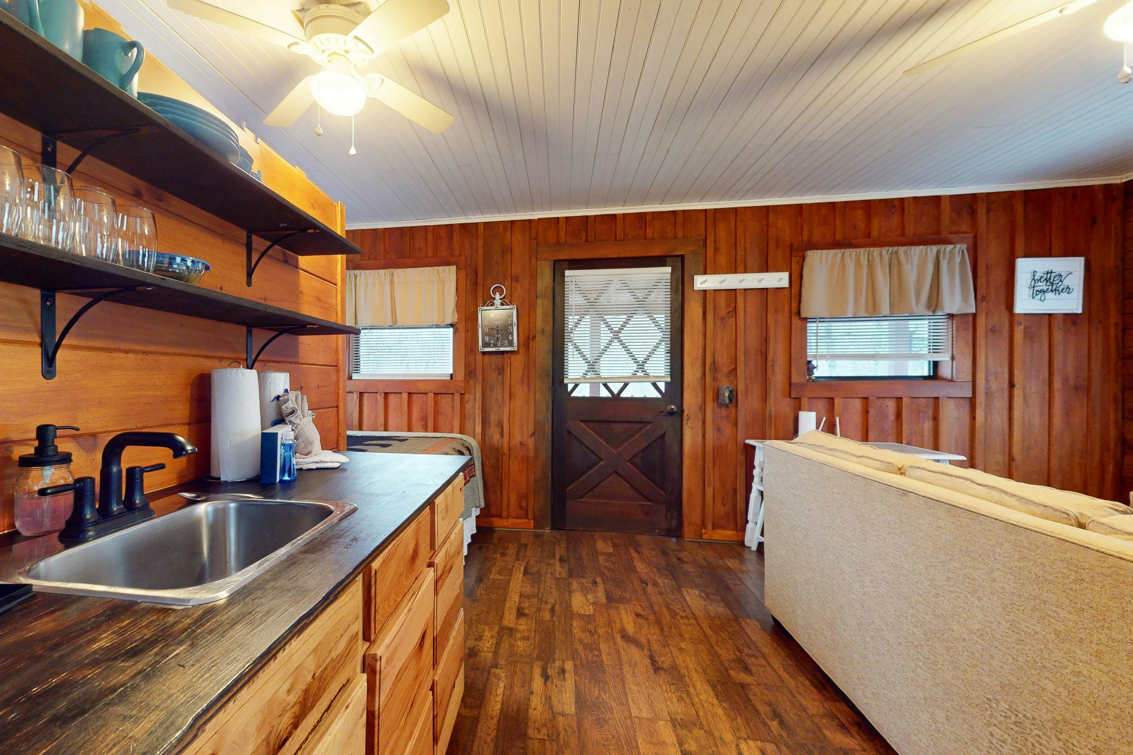 Secluded dog-friendly cabin w/ mountain views & hot tub +Free Attraction Tickets