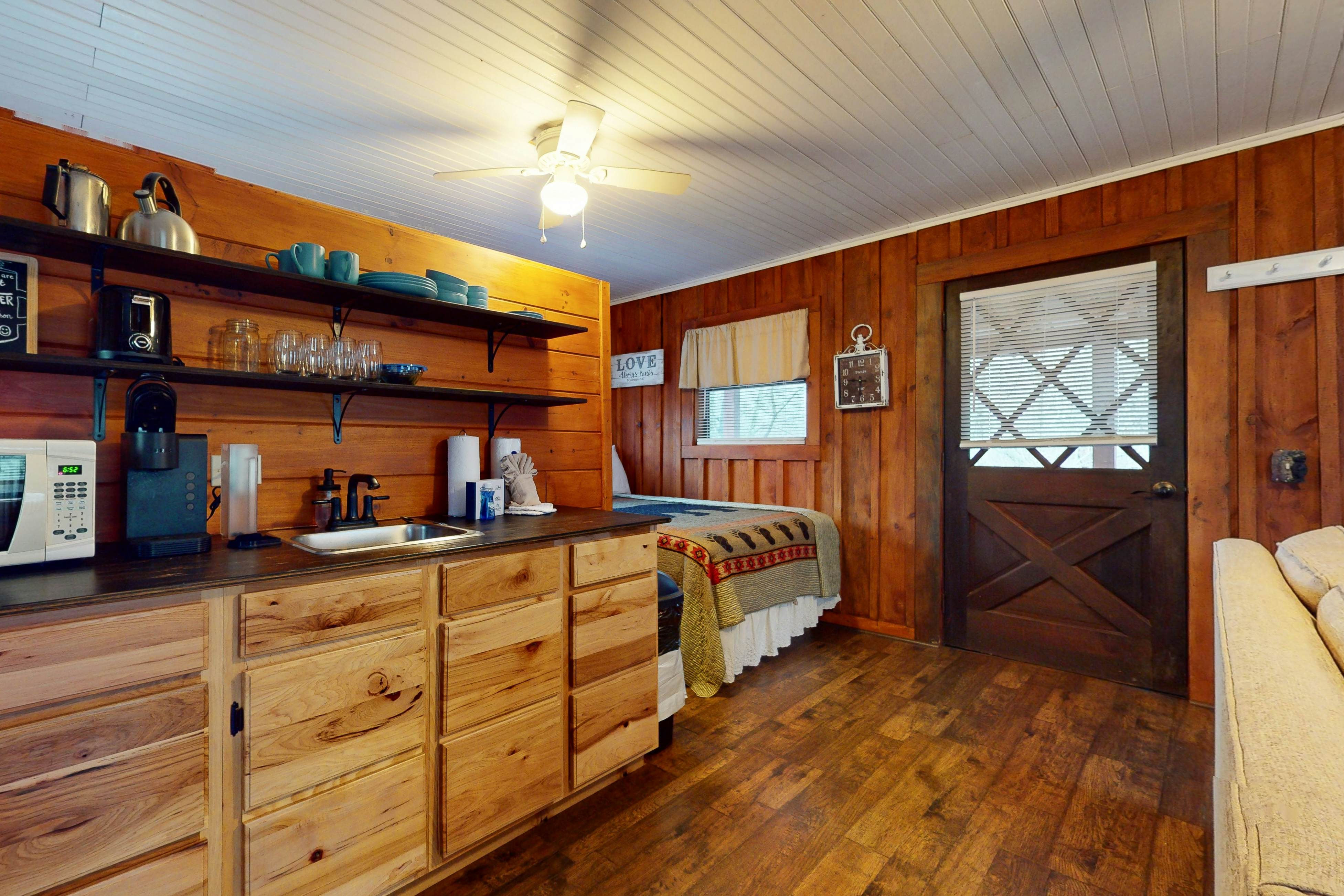 Secluded dog-friendly cabin w/ mountain views & hot tub +Free Attraction Tickets