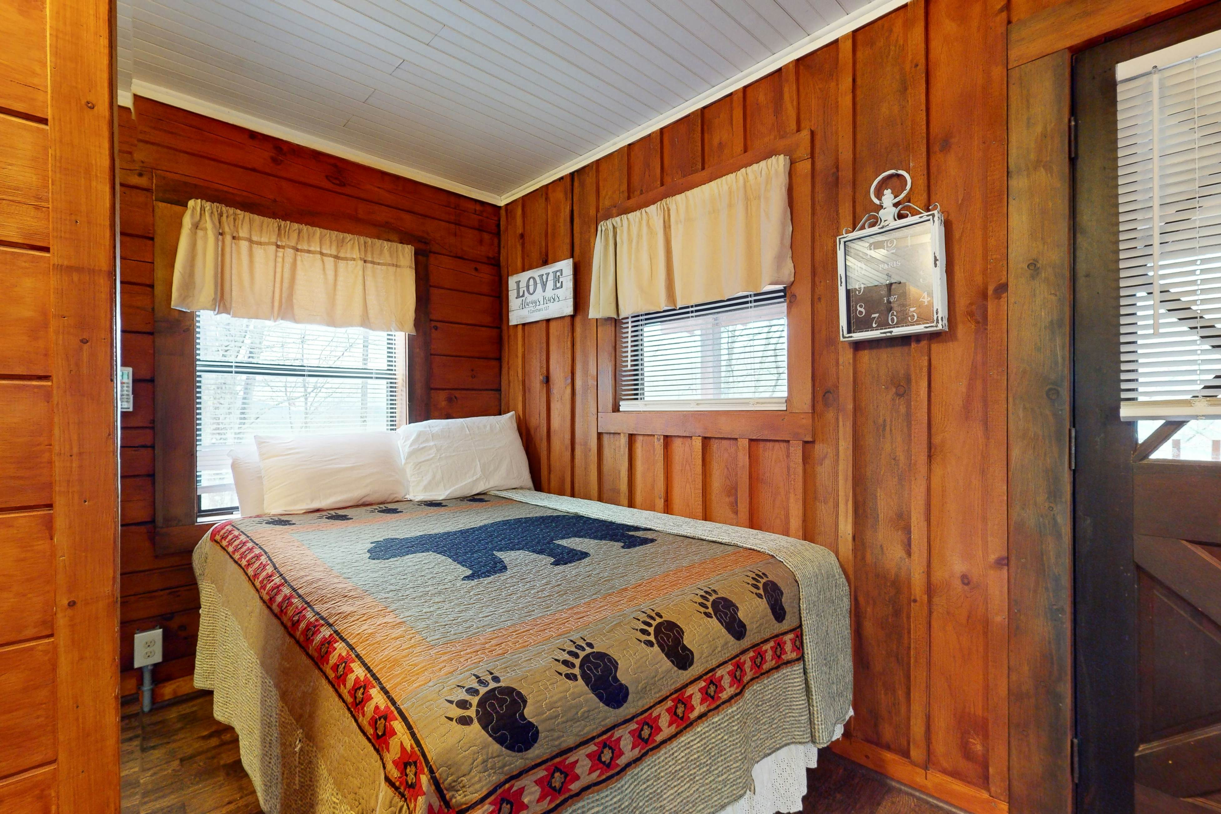 Secluded dog-friendly cabin w/ mountain views & hot tub +Free Attraction Tickets