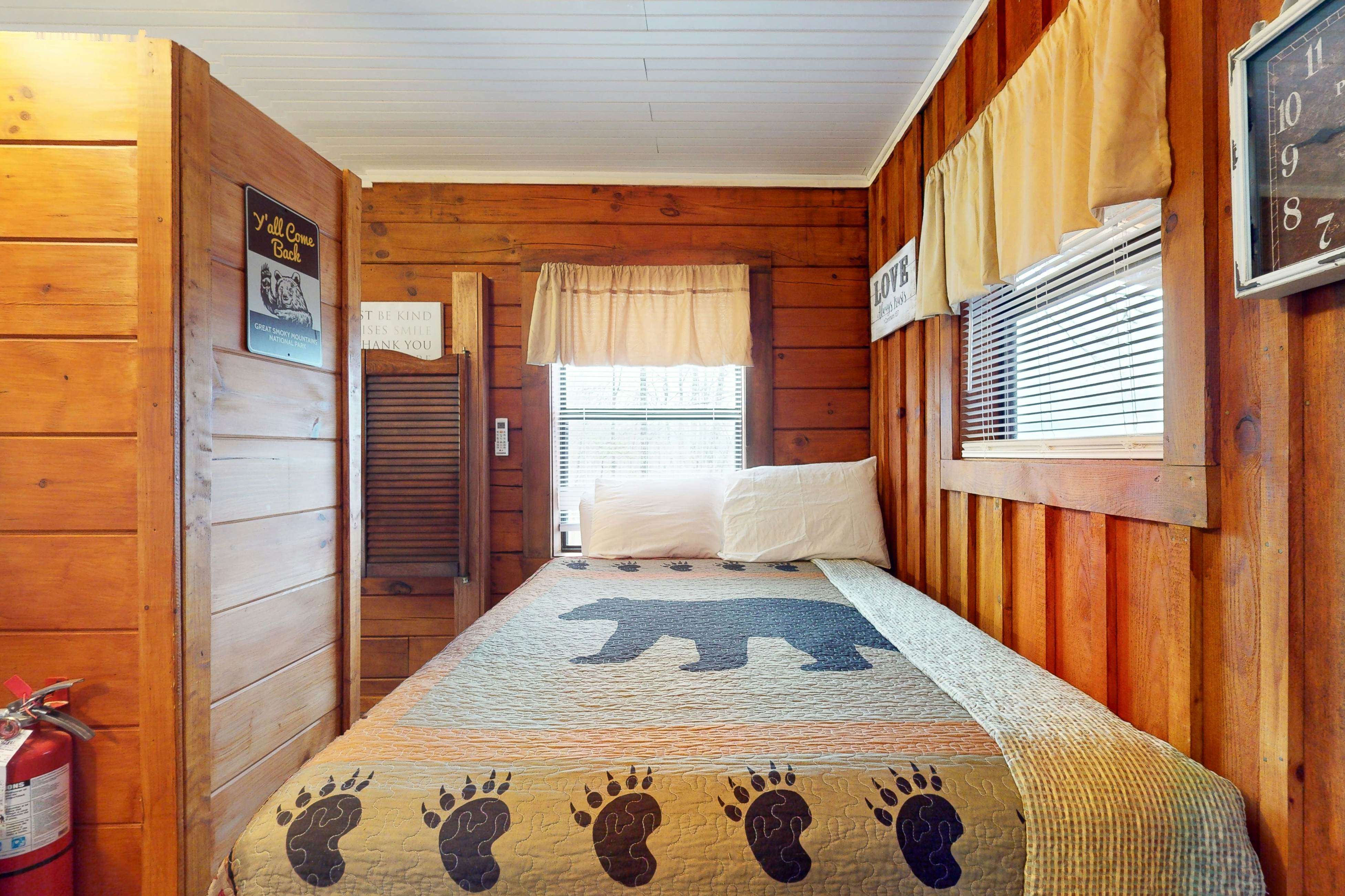 Secluded dog-friendly cabin w/ mountain views & hot tub +Free Attraction Tickets