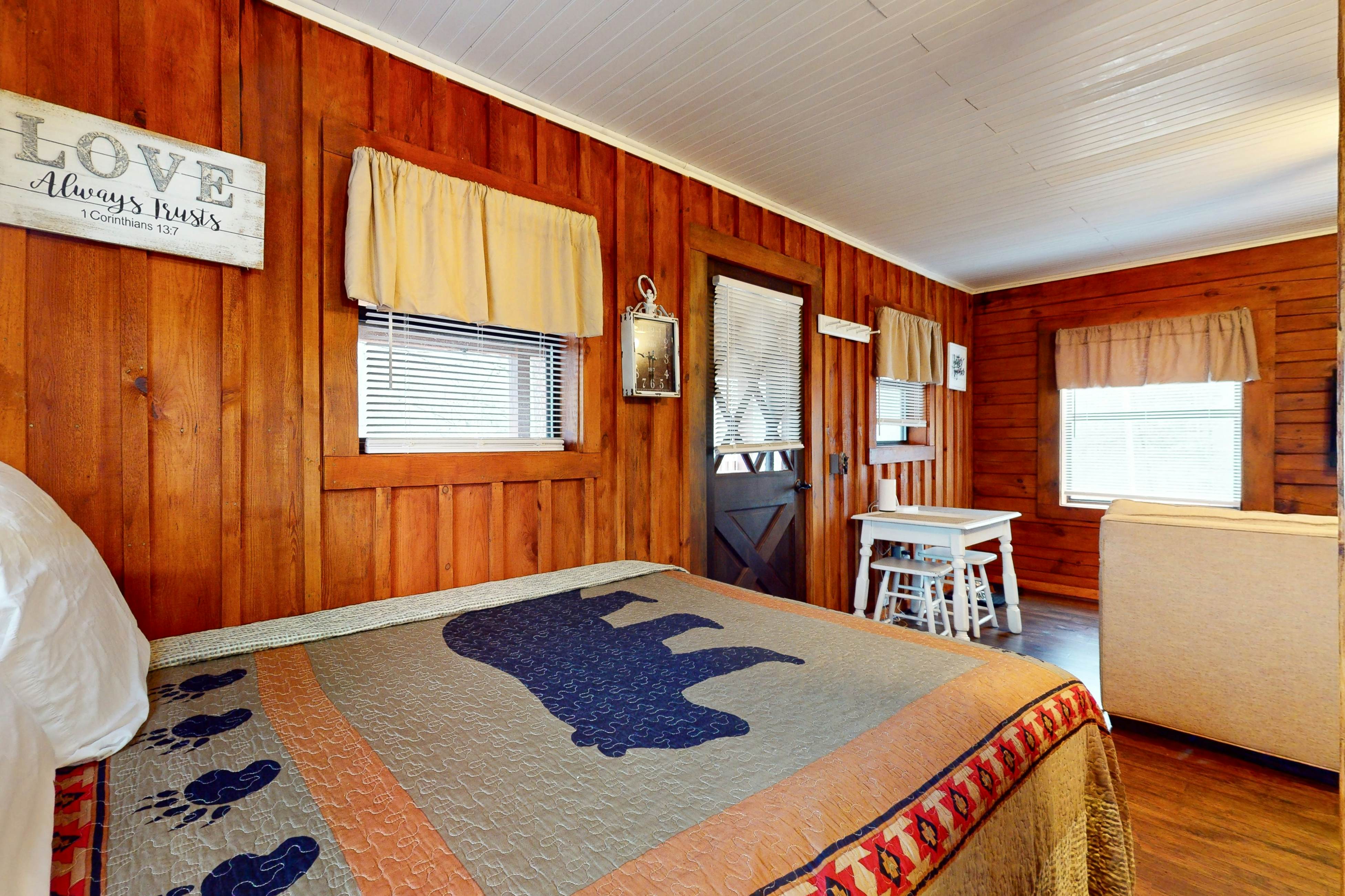 Secluded dog-friendly cabin w/ mountain views & hot tub +Free Attraction Tickets